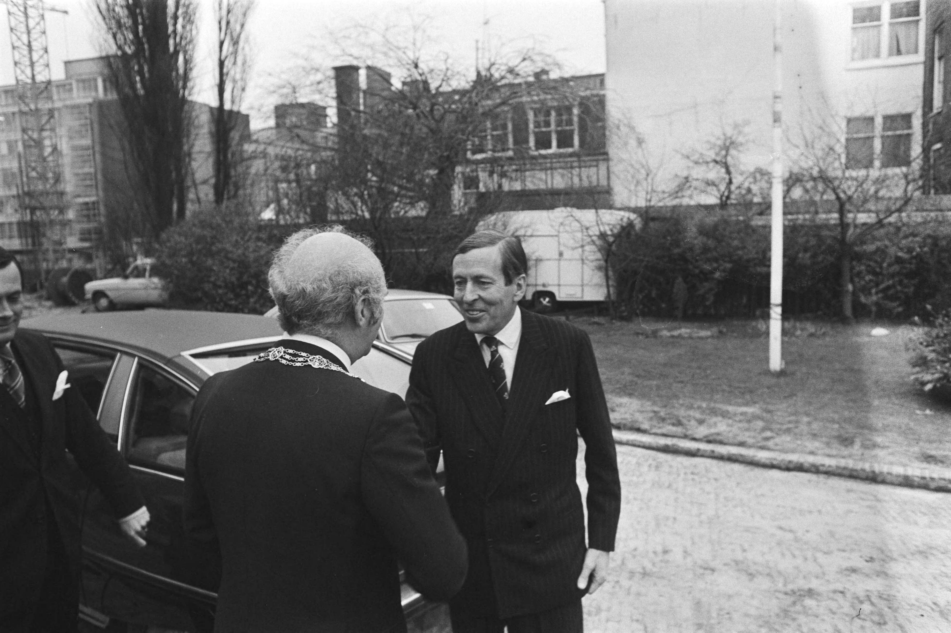 Fotocollectie Anefo — Prins Claus aanwezig bij overdracht gerestaureerde Nieuwe Kerk in Den Haag ; aankomst — Foto: Verhoeff, Bert / Anefo. Licentie: Set B: Rechtenvrij / Publiek Domein. Bron: Nationaal Archief. http://hdl.handle.net/10648/ac921b48-d0b4-102d-bcf8-003048976d84
