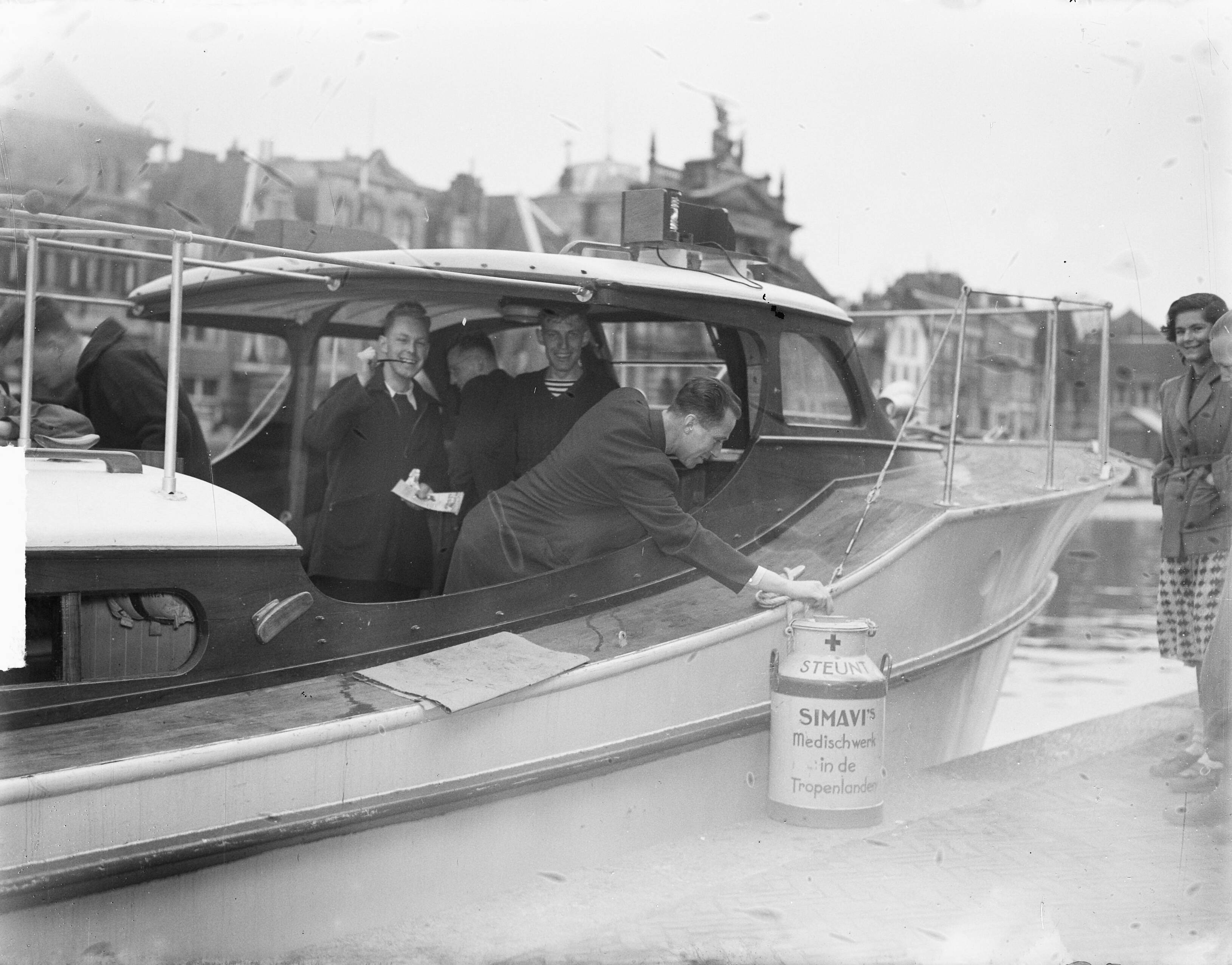 Fotocollectie Anefo — Simavi 3 barkassen in Delfse Stad te Haarlem — Foto: Nijs, Jac. de / Anefo. Licentie: Set B: Rechtenvrij / Publiek Domein. Bron: Nationaal Archief. http://hdl.handle.net/10648/a8d6ea06-d0b4-102d-bcf8-003048976d84
