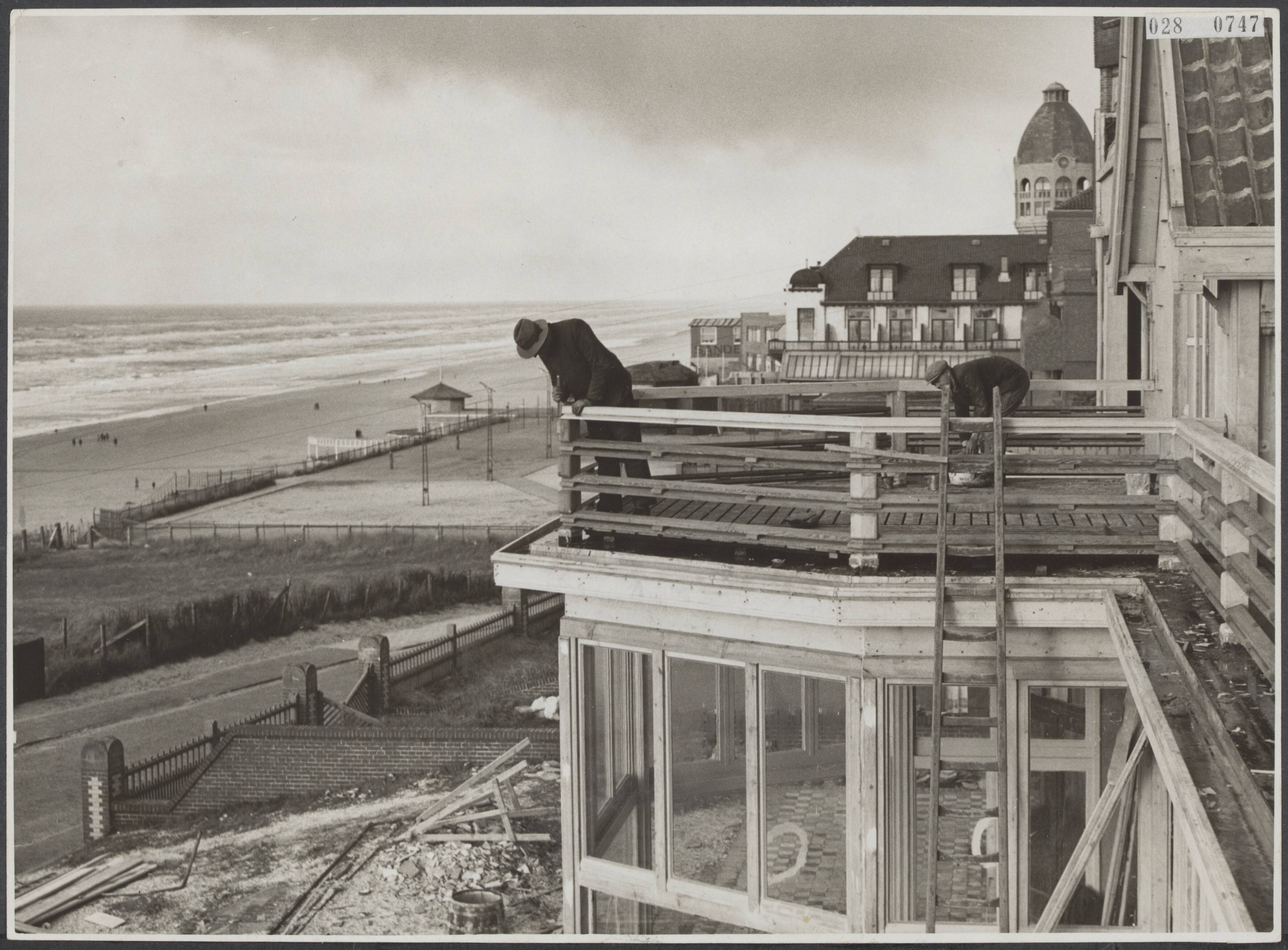 Fotocollectie Elsevier Binnenland — Voorbereidingen voor het badseizoen. Huizenbouw te Zandvoort — Foto: Fotobureau Stevens / Rechtenvrij. Licentie: Set B: Rechtenvrij / Publiek Domein. Bron: Nationaal Archief. http://hdl.handle.net/10648/addebb50-d0b4-102d-bcf8-003048976d84