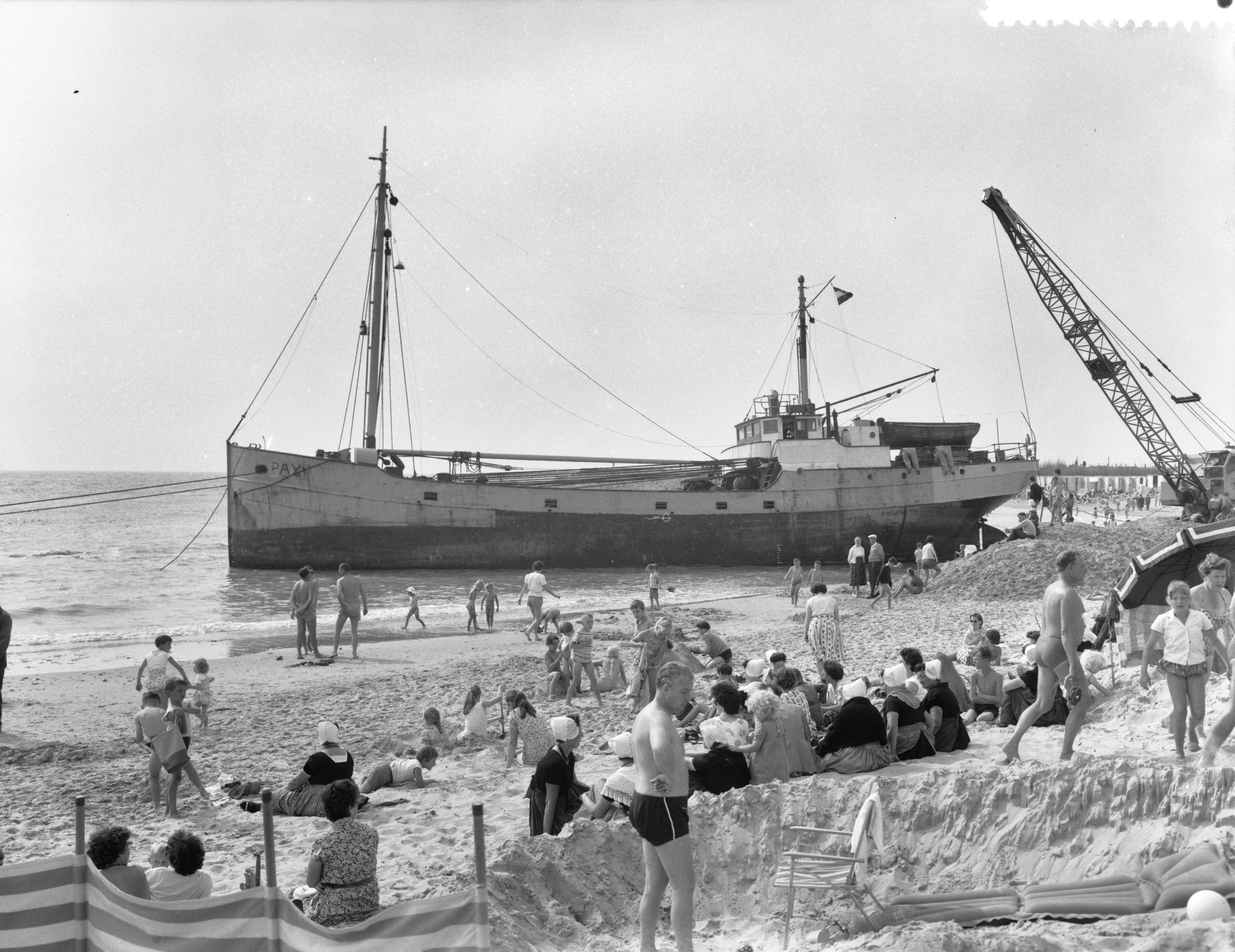 Fotocollectie Anefo — Bergingspoging Groningse kustvaarder "Pax" mislukt. Het schip op het strand van Westkapelle — Foto: Rossem, Wim van / Anefo. Licentie: Set B: Rechtenvrij / Publiek Domein. Bron: Nationaal Archief. http://hdl.handle.net/10648/a9b54b84-d0b4-102d-bcf8-003048976d84