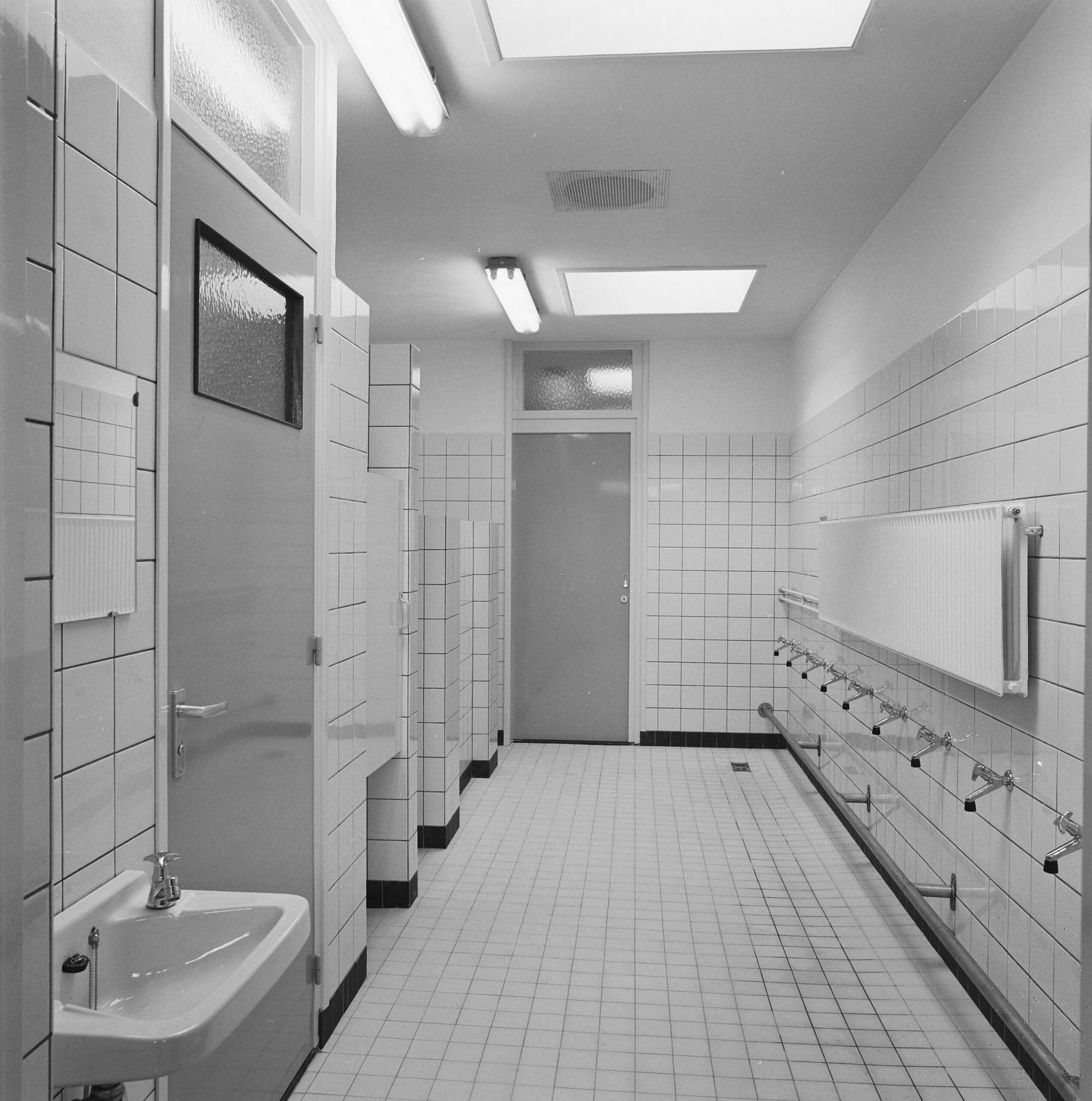 Fotocollectie Nederlandse Heidemaatschappij — Amstenrade. Gymzaal project Sleutelbouw bv — Foto: Fotograaf Onbekend / Heidemij. Licentie: Set B: Rechtenvrij / Publiek Domein. Bron: Nationaal Archief. http://hdl.handle.net/10648/ae840c7c-d0b4-102d-bcf8-003048976d84