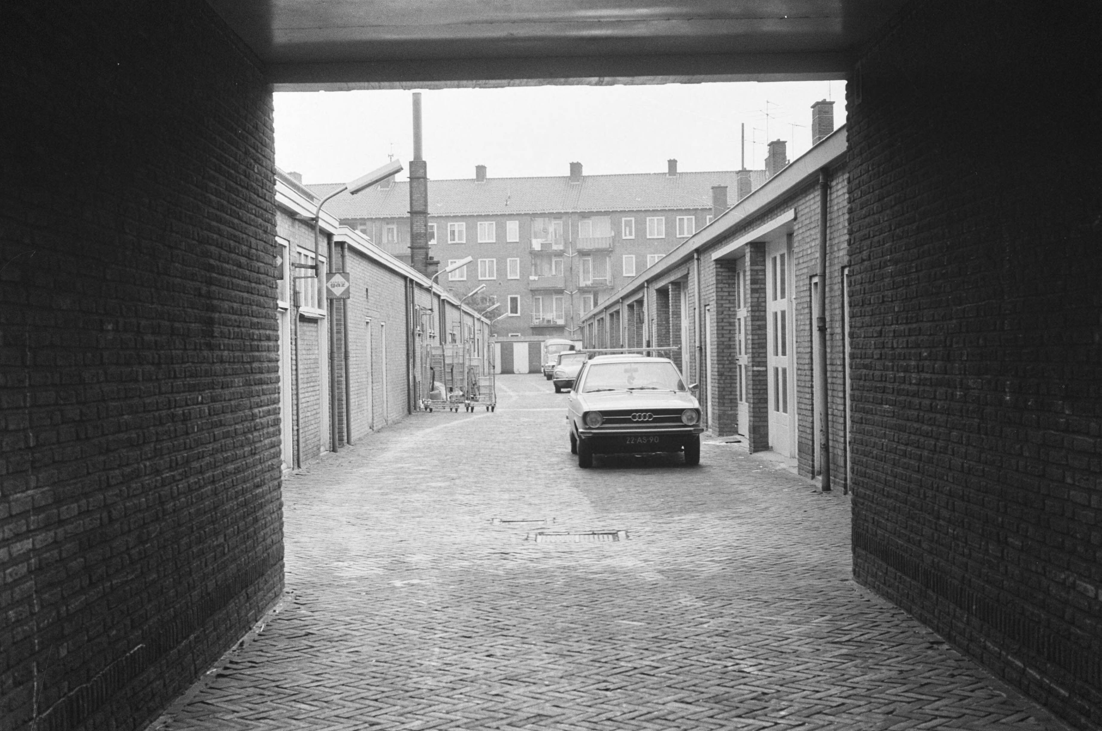 Fotocollectie Anefo — Politiemannen in Rijswijk van wapens en uniformen beroofd. De plaats waar de politiemannen werden overvallen; servicestraat achter de Lindelaan en Jan van Polanenstraat — Foto: Mieremet, Rob / Anefo. Licentie: Set B: Rechtenvrij / Publiek Domein. Bron: Nationaal Archief. http://hdl.handle.net/10648/ac515676-d0b4-102d-bcf8-003048976d84