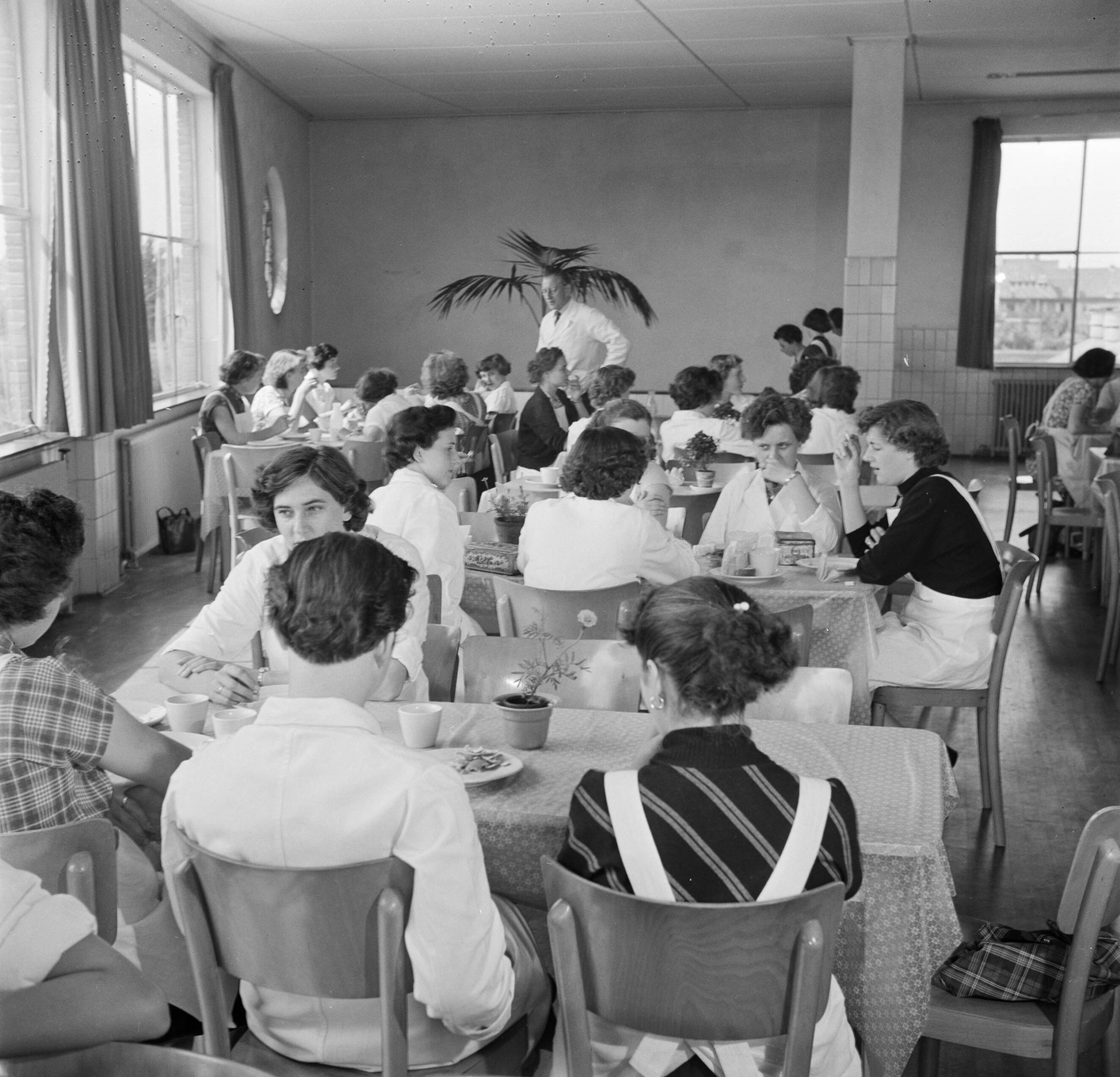 Reportage Kerko Haarlem — De kantine van Kerko — Foto: Poll, Willem van de. Licentie: Set B: Rechtenvrij / Publiek Domein. Bron: Nationaal Archief. http://hdl.handle.net/10648/aecbd502-d0b4-102d-bcf8-003048976d84