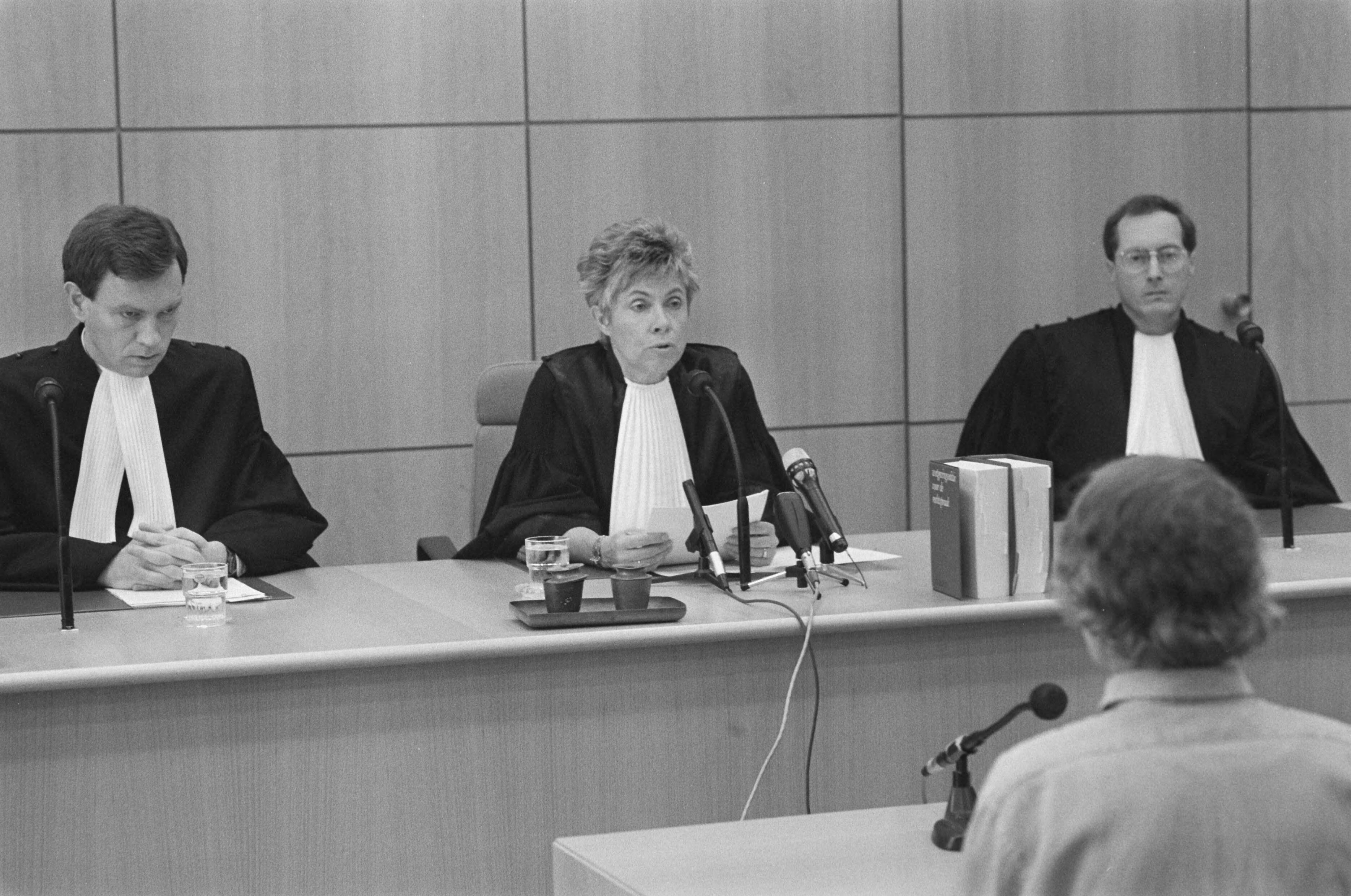 Fotocollectie Anefo — Rechtbank te Haarlem doet uitspraak in proces tegen Ferdi E. (Elsas), de ontvoerder van G.J. Heijn ; in het midden de rechtbankpresident mevrouw mr. C.A. Terwee-van Hilten — Foto: Croes, Rob C. / Anefo. Licentie: Set B: Rechtenvrij / Publiek Domein. Bron: Nationaal Archief. http://hdl.handle.net/10648/ad6bf188-d0b4-102d-bcf8-003048976d84