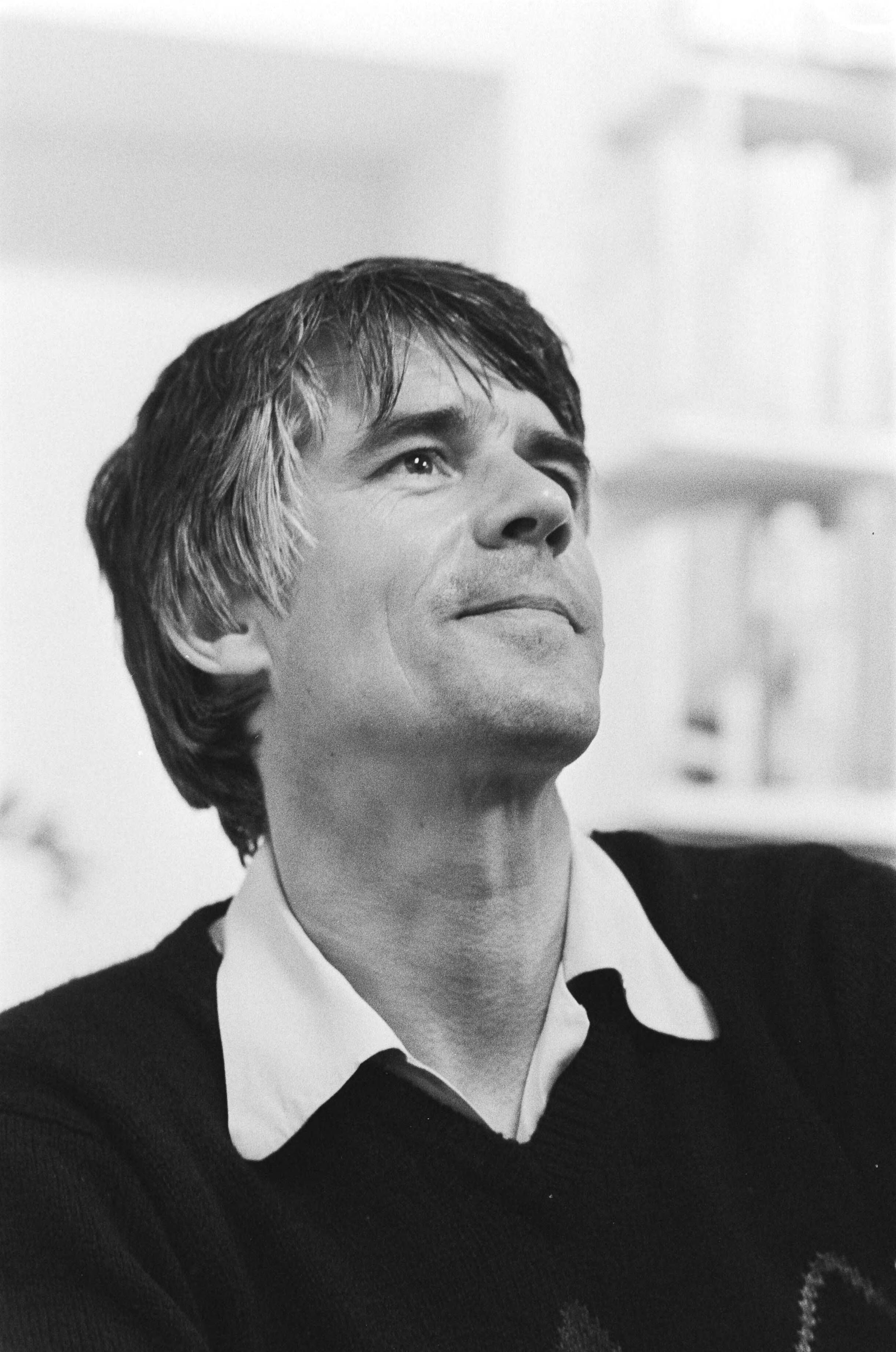 Fotocollectie Anefo — Kees van Kooten signeert zijn boek in boekhandel in Den Haag. Kees van Kooten — Foto: Bogaerts, Rob / Anefo. Licentie: Set B: Rechtenvrij / Publiek Domein. Bron: Nationaal Archief. http://hdl.handle.net/10648/ad16250a-d0b4-102d-bcf8-003048976d84