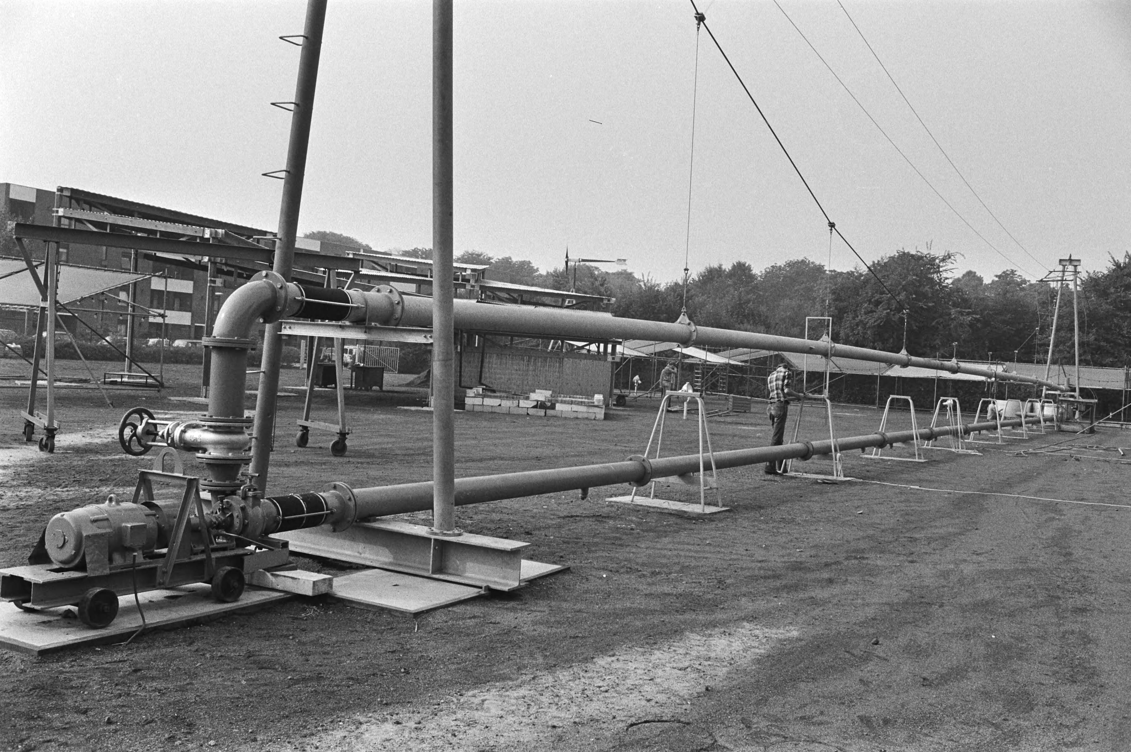 Expositie bij de Haarlemse HTS: waterturbine voor gebieden met waterschaarste — Haarlem|Noord-Holland|tentoonstellingen |watervoorziening |hbo — Foto: Suyk, Koen / Anefo. Licentie: Set B: Rechtenvrij / Publiek Domein. Bron: Nationaal Archief. http://hdl.handle.net/10648/acd2260c-d0b4-102d-bcf8-003048976d84