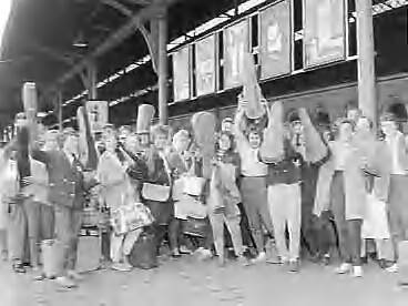 Fotocollectie Anefo — Aankomst op station Staatsspoor te Den Haag van het uit meisjes bestaande orkest "Bjolsen Skoles Pikeorkester" uit Noorwegen — Foto: Behrens, Herbert F. / Anefo. Licentie: Set B: Rechtenvrij / Publiek Domein. Bron: Nationaal Archief. http://hdl.handle.net/10648/a997bc22-d0b4-102d-bcf8-003048976d84