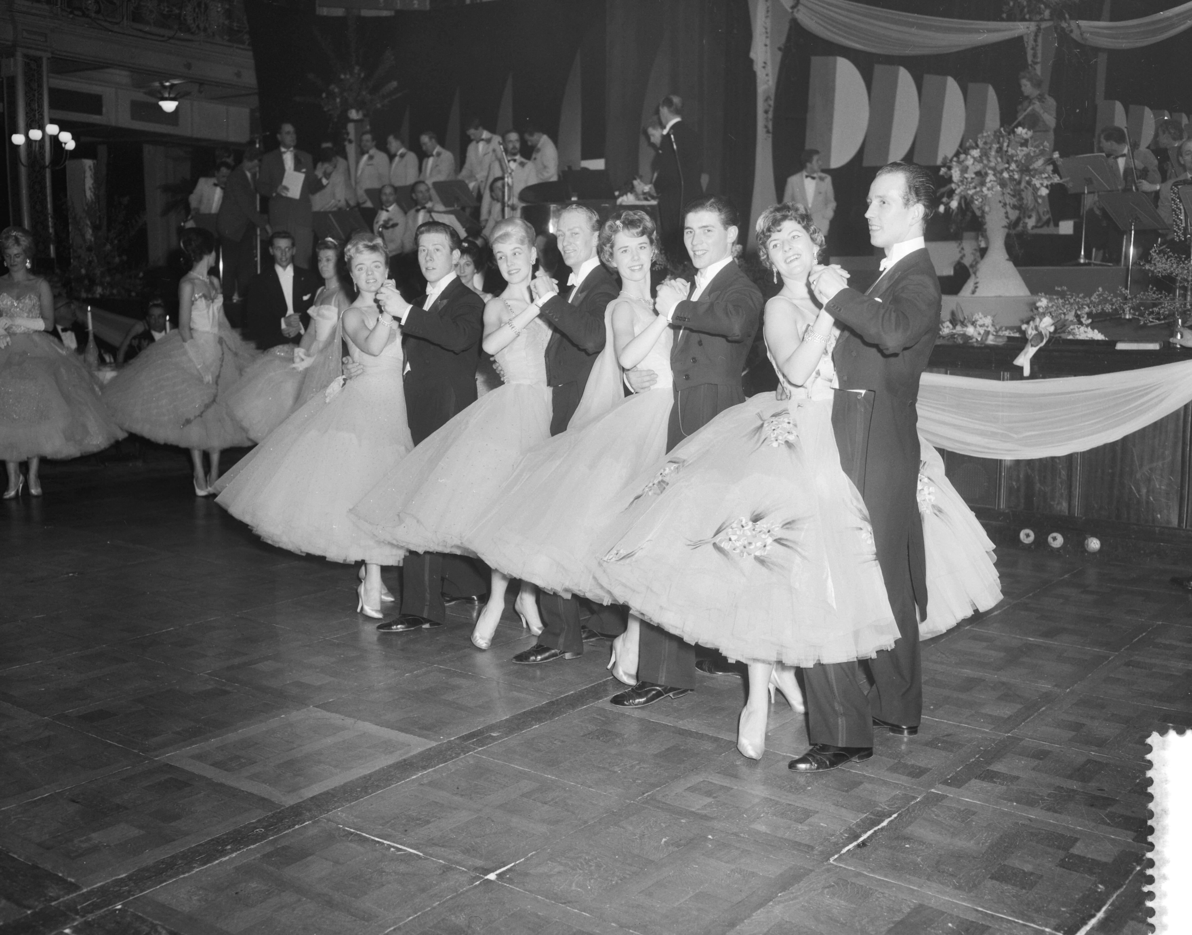 Fotocollectie Anefo — AVRO's danstoernooi in het Kurhaus te Scheveningen. Het winnende Engelse team — Foto: Behrens, Herbert F. / Anefo. Licentie: Set B: Rechtenvrij / Publiek Domein. Bron: Nationaal Archief. http://hdl.handle.net/10648/a9a8330e-d0b4-102d-bcf8-003048976d84