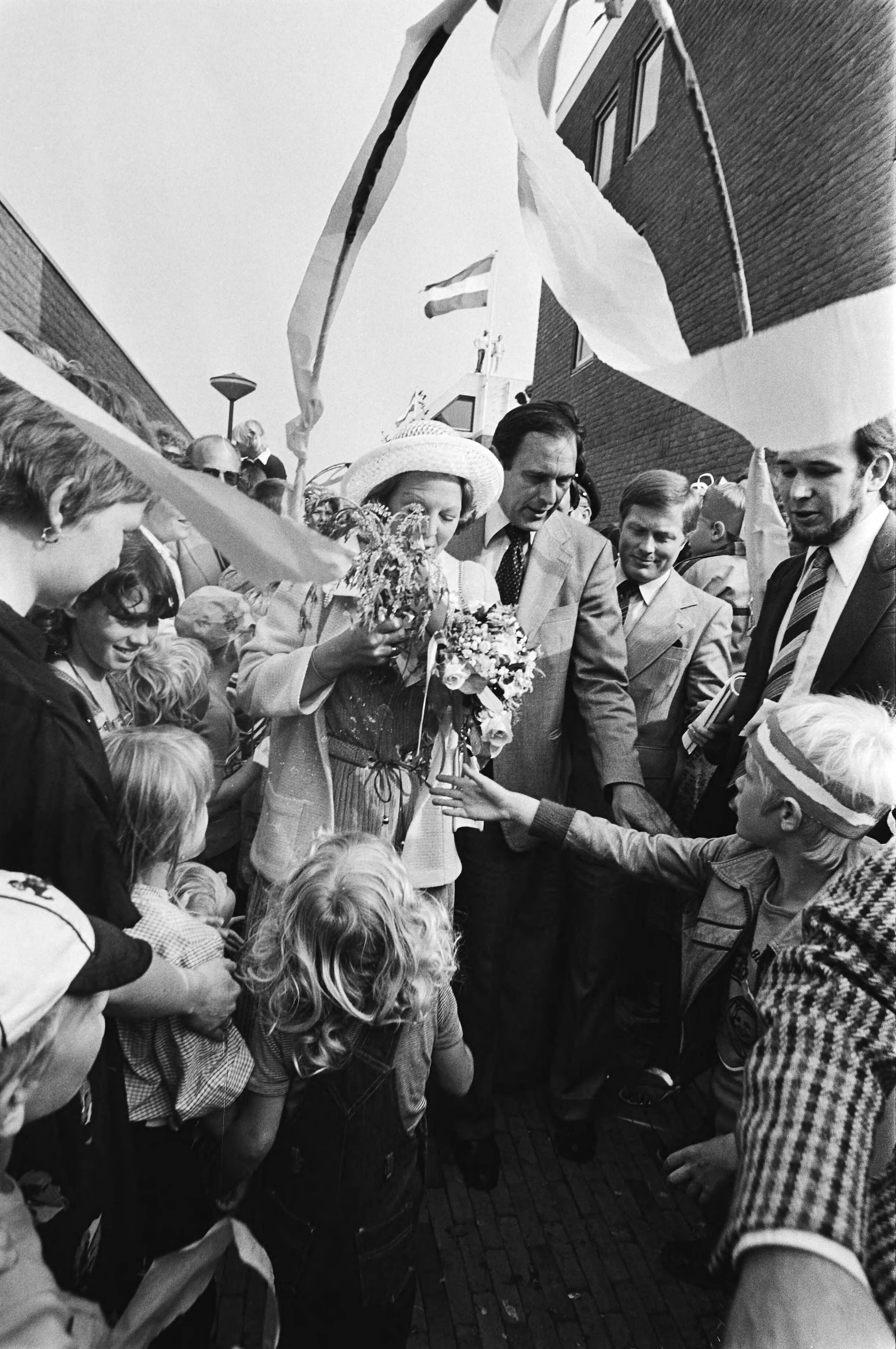 Fotocollectie Anefo — Koningin Beatrix bezoekt Almere; Hare Majesteit temidden van enthousiaste menigte — Foto: Croes, Rob C. / Anefo. Licentie: Set B: Rechtenvrij / Publiek Domein. Bron: Nationaal Archief. http://hdl.handle.net/10648/ace268f0-d0b4-102d-bcf8-003048976d84