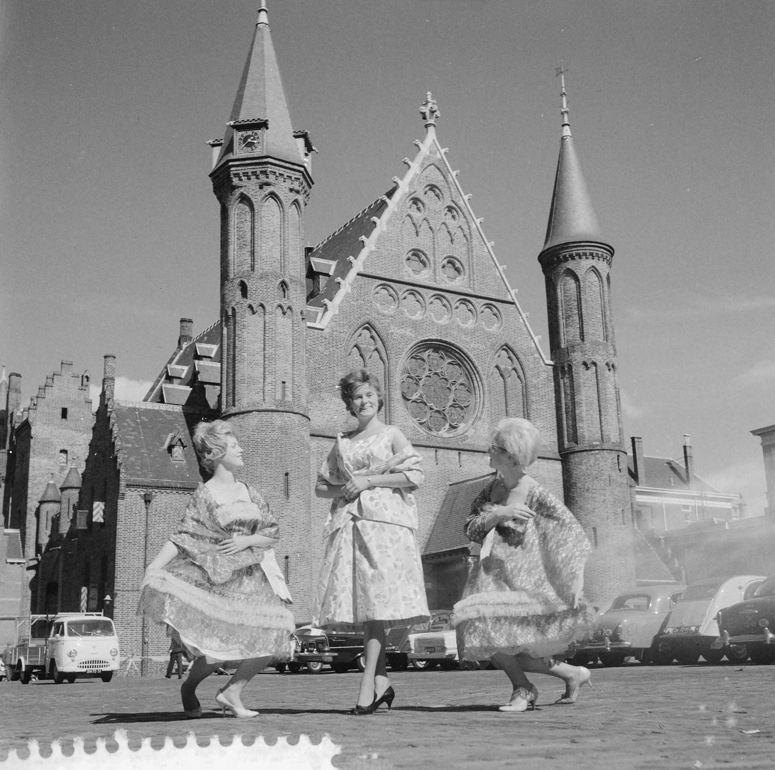 Fotocollectie Anefo — Duivenprinses op het Binnenhof in Den Haag — Foto: Nijs, Jac. de / Anefo. Licentie: Set B: Rechtenvrij / Publiek Domein. Bron: Nationaal Archief. http://hdl.handle.net/10648/a9df2e72-d0b4-102d-bcf8-003048976d84