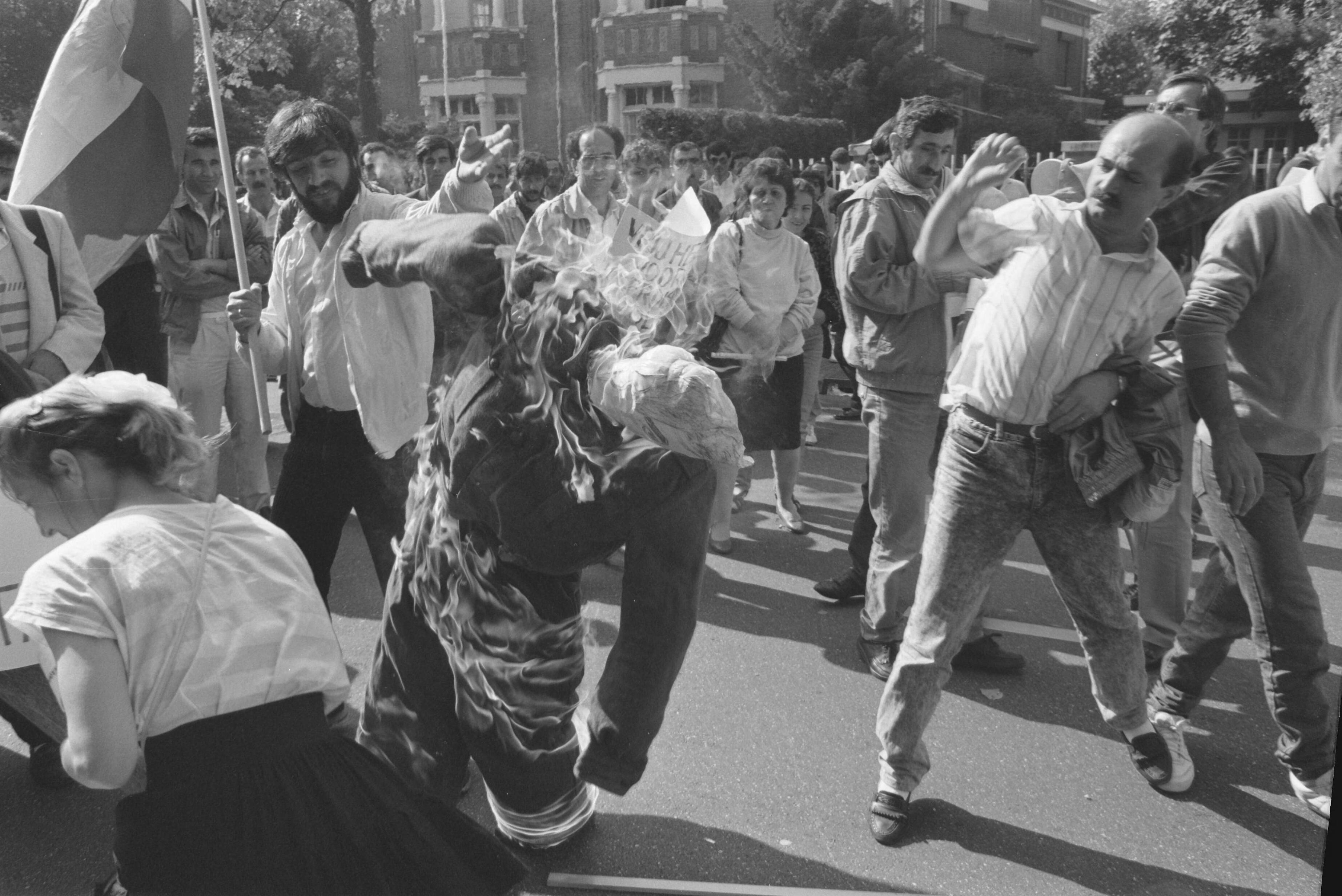 Fotocollectie Anefo — Protest Koerden in Den Haag — Foto: Bogaerts, Rob / Anefo. Licentie: Set B: Rechtenvrij / Publiek Domein. Bron: Nationaal Archief. http://hdl.handle.net/10648/ad6cdc06-d0b4-102d-bcf8-003048976d84