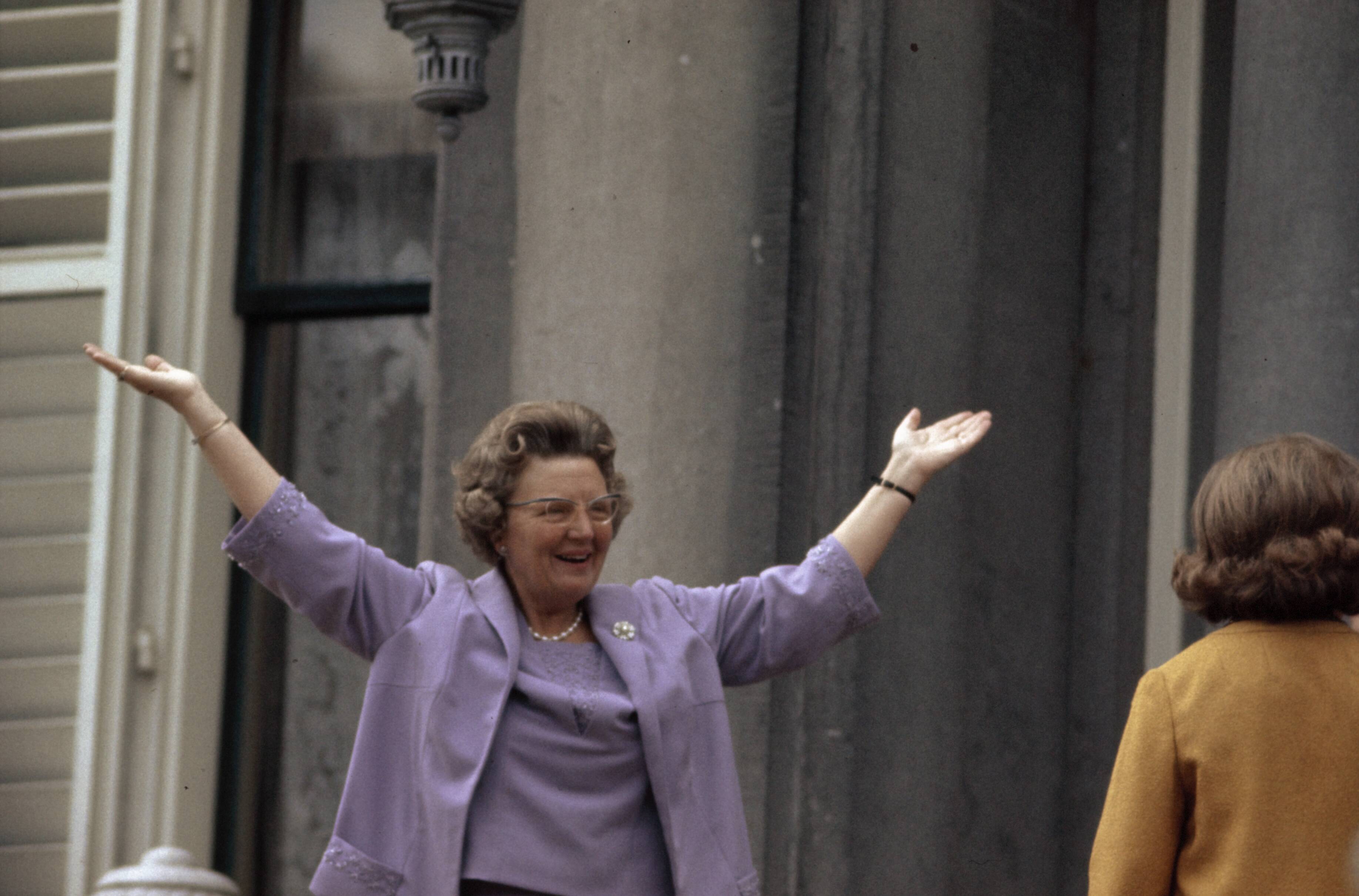 Koninginnedag 1946 — Koninginnedag 1964. Defilé paleis Soestdijk — Foto: Fotograaf Onbekend / Anefo. Licentie: Set B: Rechtenvrij / Publiek Domein. Bron: Nationaal Archief. http://hdl.handle.net/10648/ad8c4b86-d0b4-102d-bcf8-003048976d84