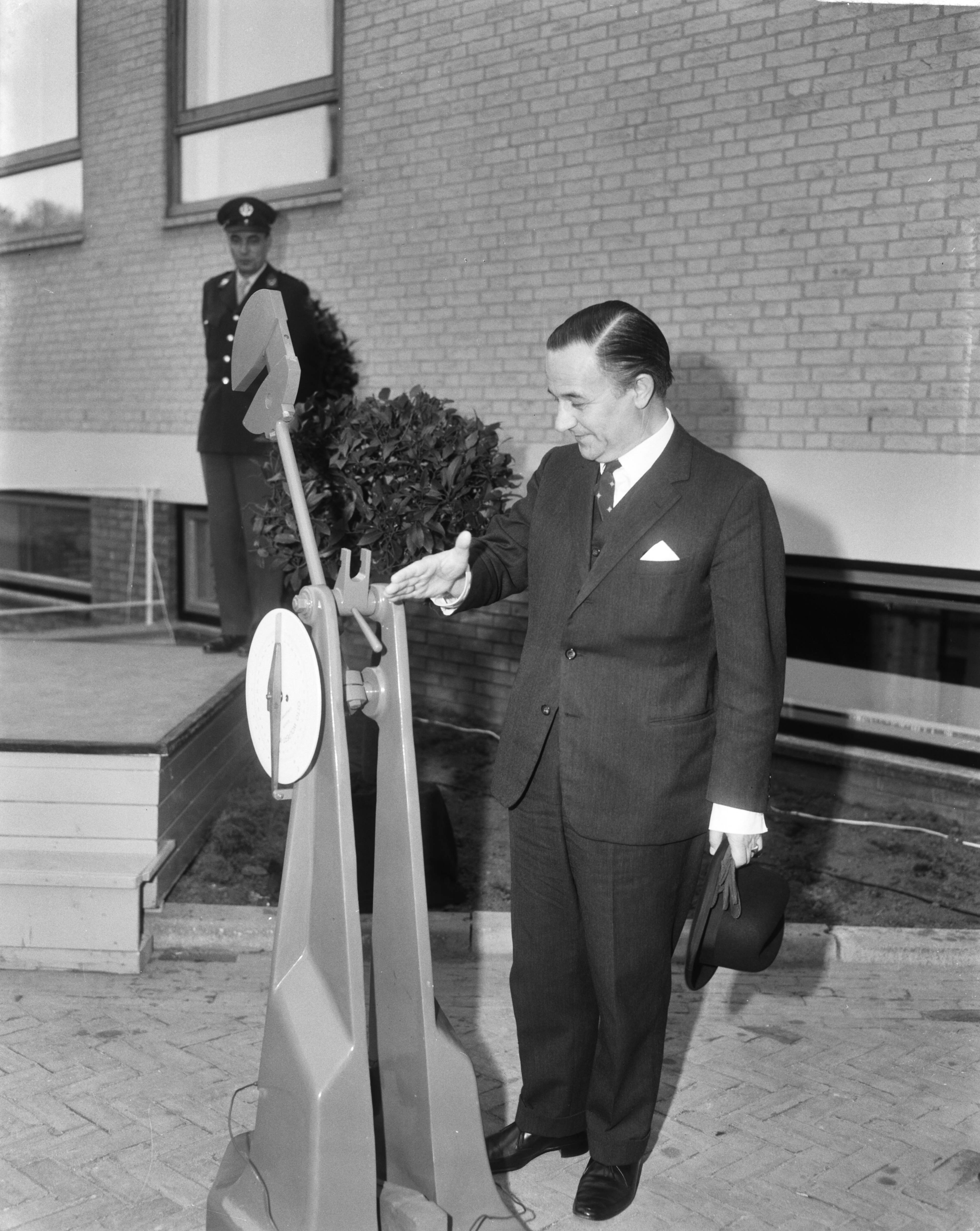 Fotocollectie Anefo — Minister van Defensie P.J.S. de Jong opent Wetenschappelijk Paviljoen bij de Koninklijke Militaire Academie (KMA) — Foto: Bilsen, Joop van / Anefo. Licentie: Set B: Rechtenvrij / Publiek Domein. Bron: Nationaal Archief. http://hdl.handle.net/10648/aae7506a-d0b4-102d-bcf8-003048976d84