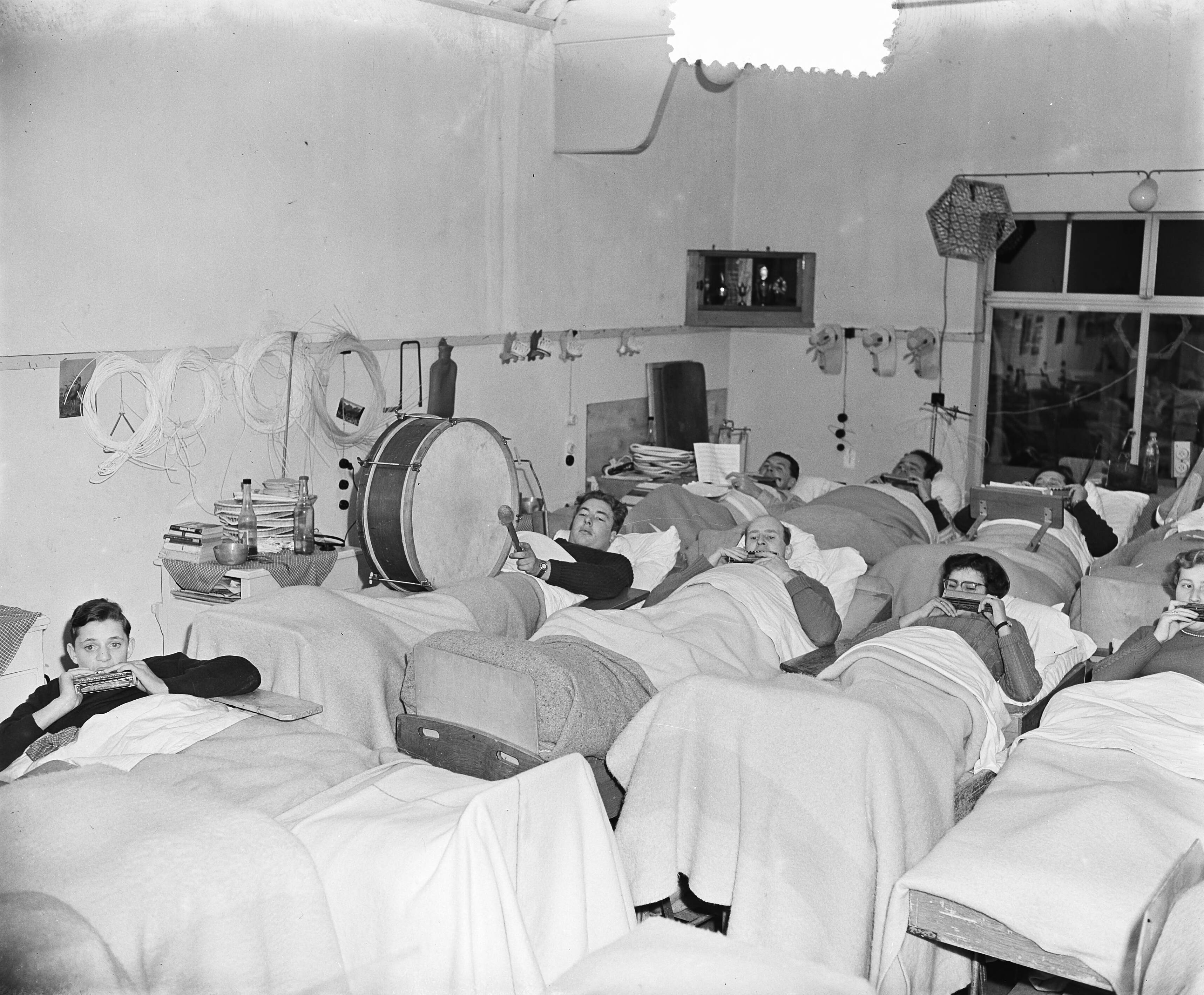 Fotocollectie Anefo — Blaas-Maal mondorgelorkest in Sanatorium Julianaoord te Laren — Foto: Rossem, Wim van / Anefo. Licentie: Set B: Rechtenvrij / Publiek Domein. Bron: Nationaal Archief. http://hdl.handle.net/10648/a91714d2-d0b4-102d-bcf8-003048976d84