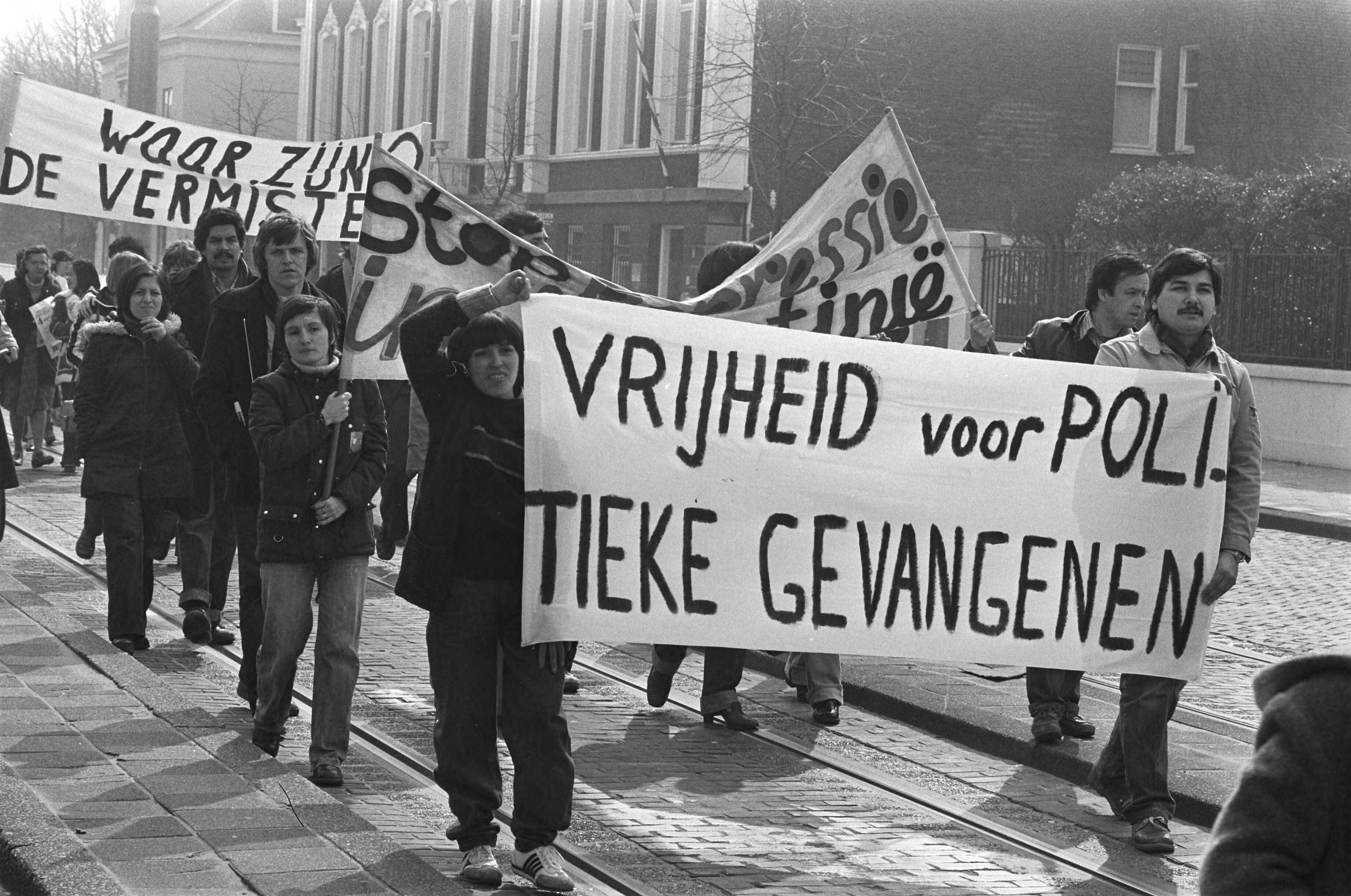 Fotocollectie Anefo — Demonstratie voor Argentijnse Ambassade Den Haag tegen bewind Pinocet — Foto: Croes, Rob C. / Anefo. Licentie: Set B: Rechtenvrij / Publiek Domein. Bron: Nationaal Archief. http://hdl.handle.net/10648/acdce236-d0b4-102d-bcf8-003048976d84