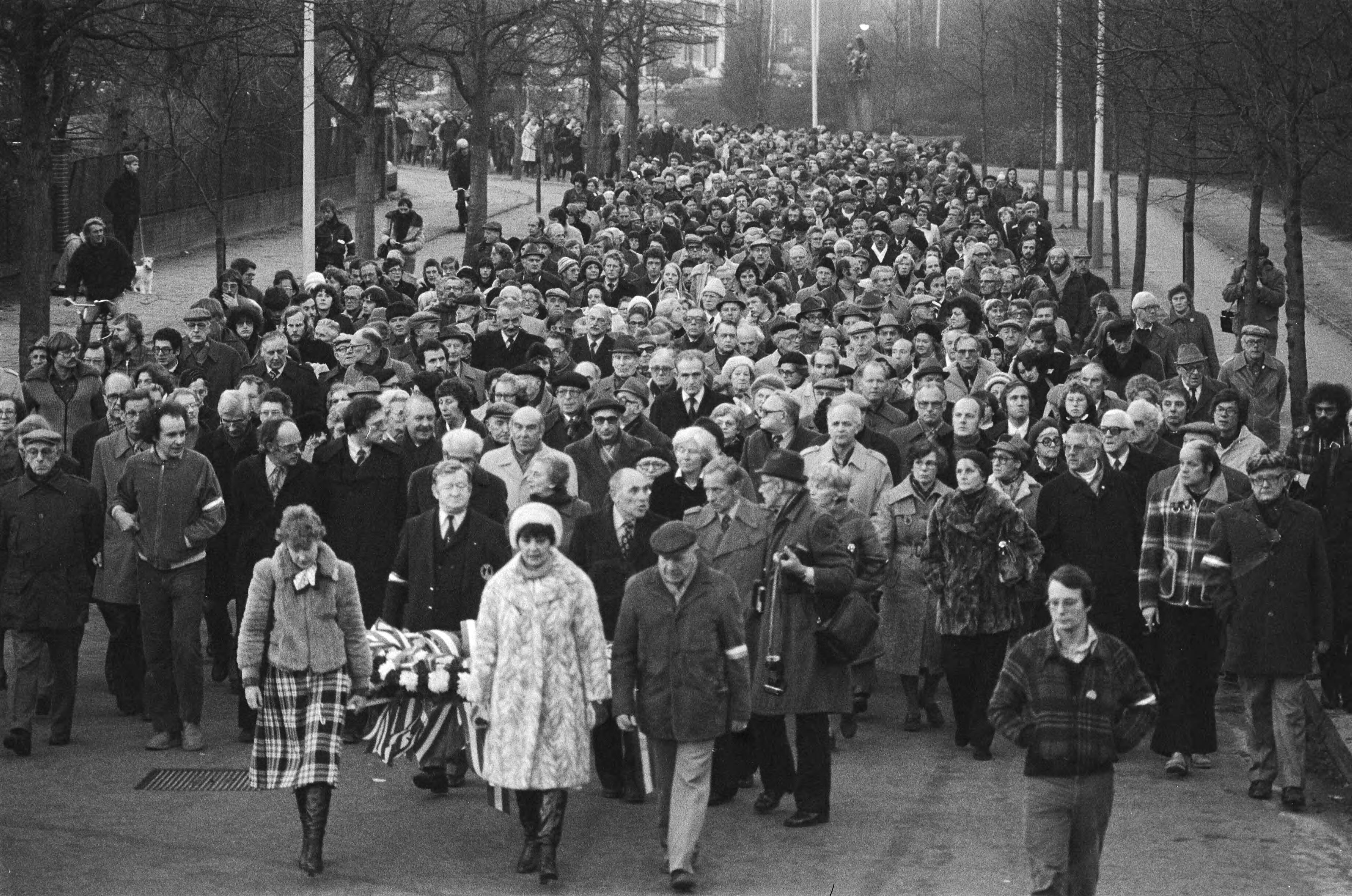 Fotocollectie Anefo — Manifestatie en stille tocht tegen vrijlating Menten Den Haag ; deelnemers stille tocht onderweg — Foto: Verhoeff, Bert / Anefo. Licentie: Set B: Rechtenvrij / Publiek Domein. Bron: Nationaal Archief. http://hdl.handle.net/10648/acc198f0-d0b4-102d-bcf8-003048976d84