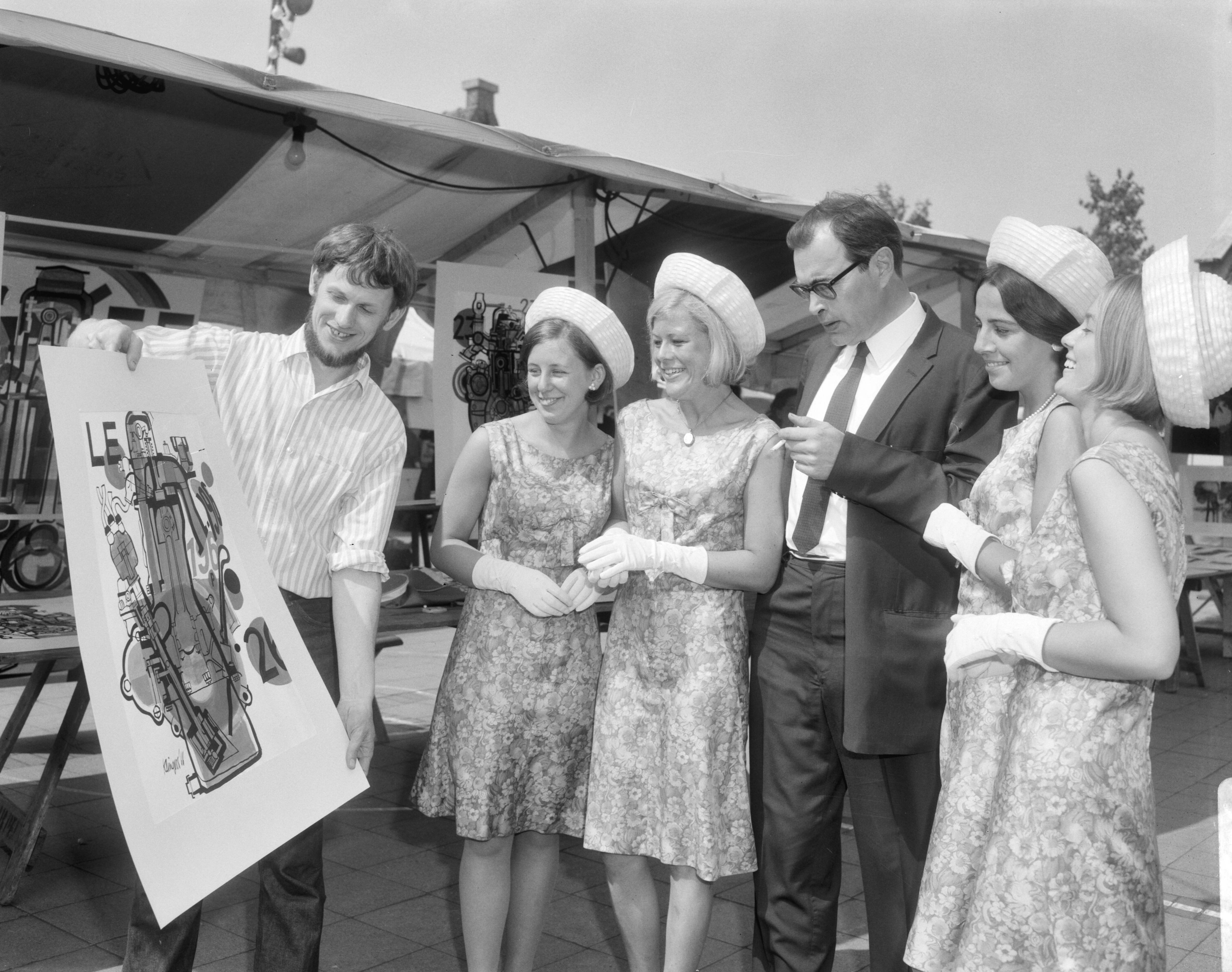 Fotocollectie Anefo — Jaarlijkse kunstmarkt in Haarlem — Foto: Bilsen, Joop van / Anefo. Licentie: Set B: Rechtenvrij / Publiek Domein. Bron: Nationaal Archief. http://hdl.handle.net/10648/aaee20ca-d0b4-102d-bcf8-003048976d84