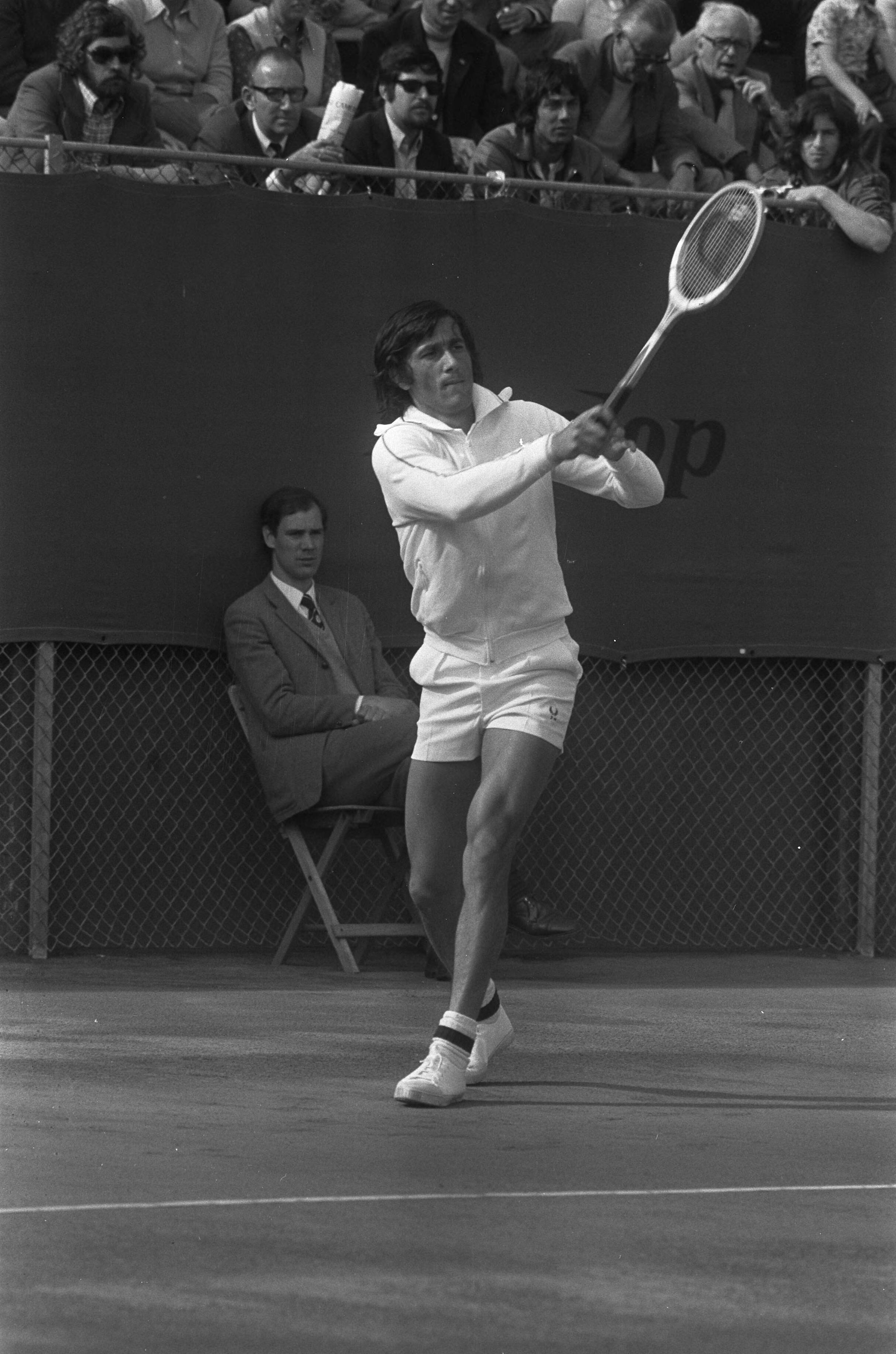 Fotocollectie Anefo — Tennis Davis-Cup Nederland tegen Roemenie te Den Haag , de Roemeen Nastase in aktie — Foto: Verhoeff, Bert / Anefo. Licentie: Set B: Rechtenvrij / Publiek Domein. Bron: Nationaal Archief. http://hdl.handle.net/10648/ac2cae66-d0b4-102d-bcf8-003048976d84