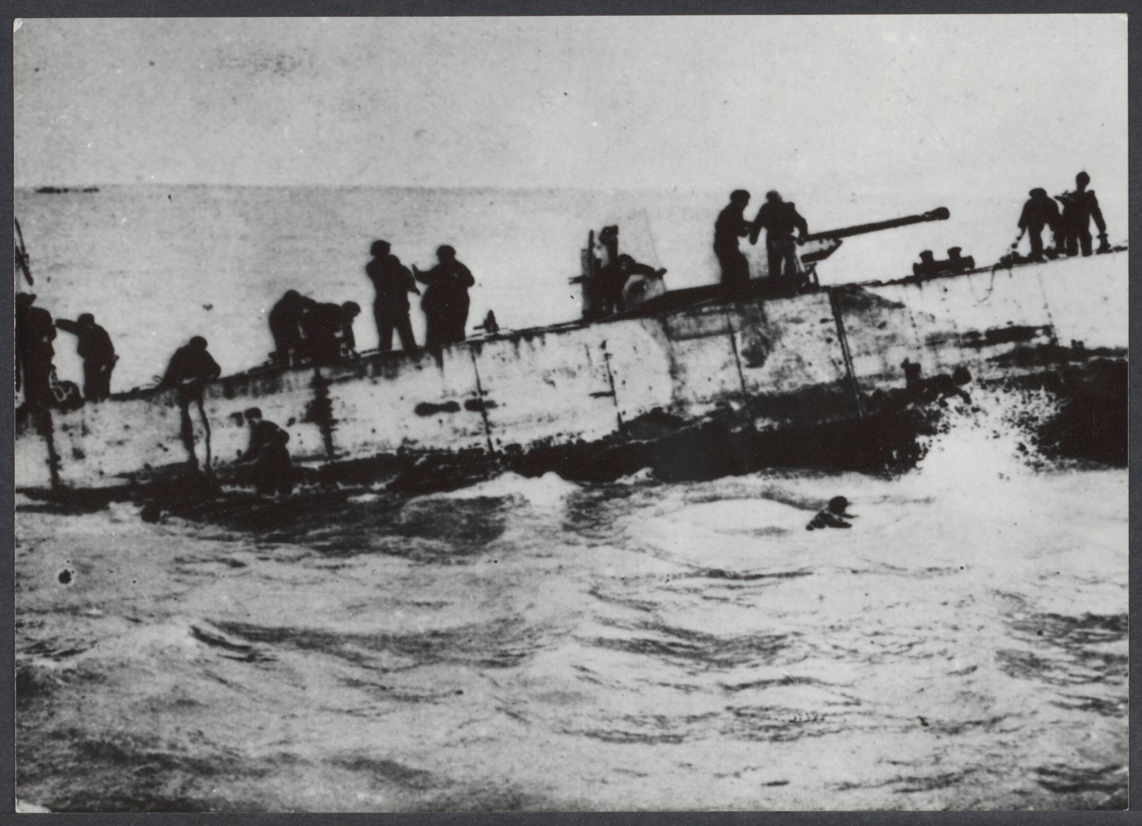 Westkapelle. Raid op de wijk van - 1944 — 1/5 150 meter uit de kust van Walcheren wordt een landingsboot door vijandelijk vuur getroffen. De bemanning springt in het ijskoude water — Foto: Onbekend / Publiek Domein of Rechtenvrij. Licentie: Set B: Rechtenvrij / Publiek Domein. Bron: Nationaal Archief. http://hdl.handle.net/10648/b15efa2c-62f6-a27f-c5fc-3c72ab38d2d5