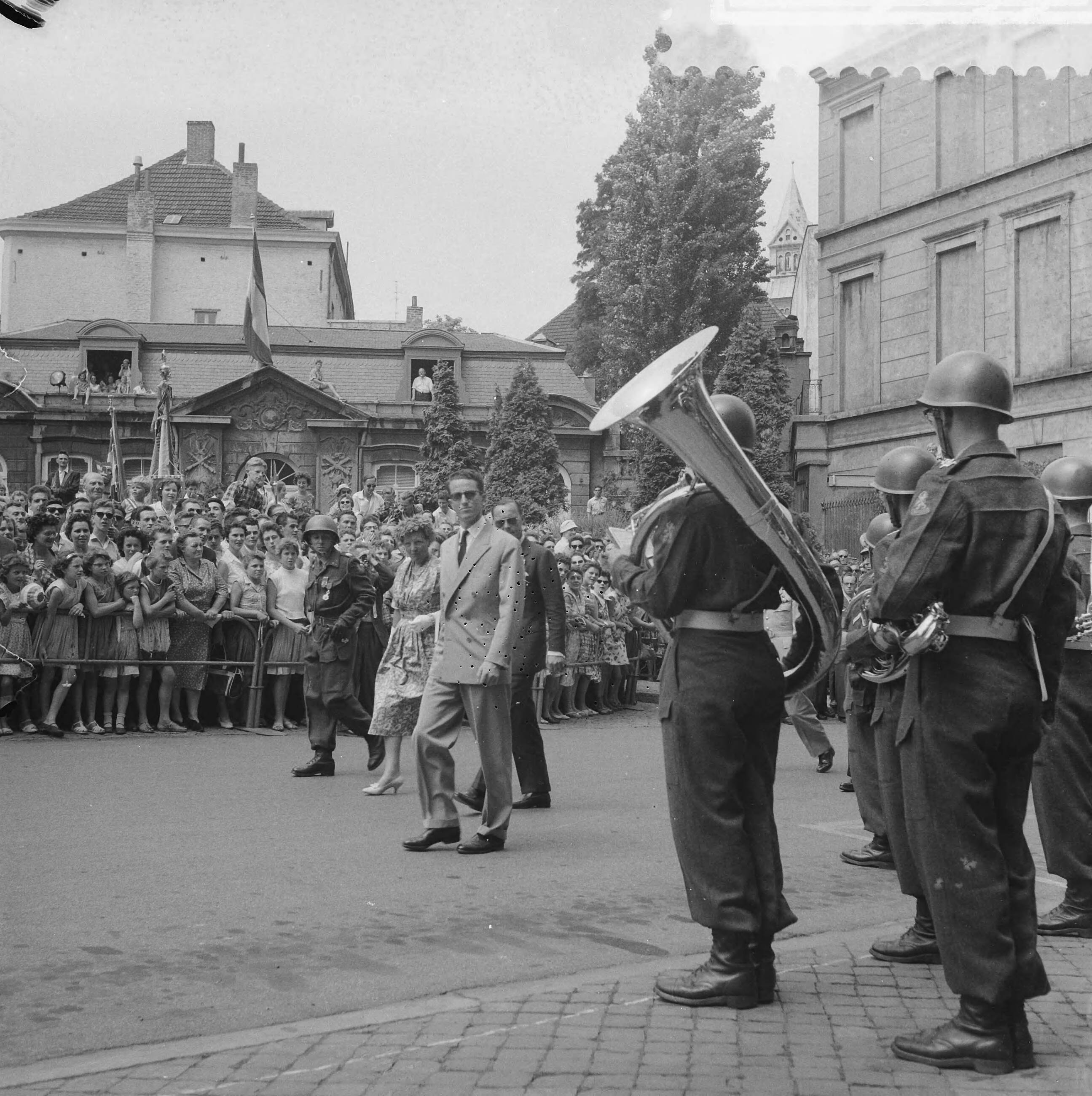 Staatsbezoek koning Boudewijn 1959 — Vierde dag van het bezoek van koning Boudewijn. Het koninklijk gezelschap inspecteert de erewacht te Maastricht — Foto: Noske, J.D. / Anefo. Licentie: Set B: Rechtenvrij / Publiek Domein. Bron: Nationaal Archief. http://hdl.handle.net/10648/a998ce82-d0b4-102d-bcf8-003048976d84