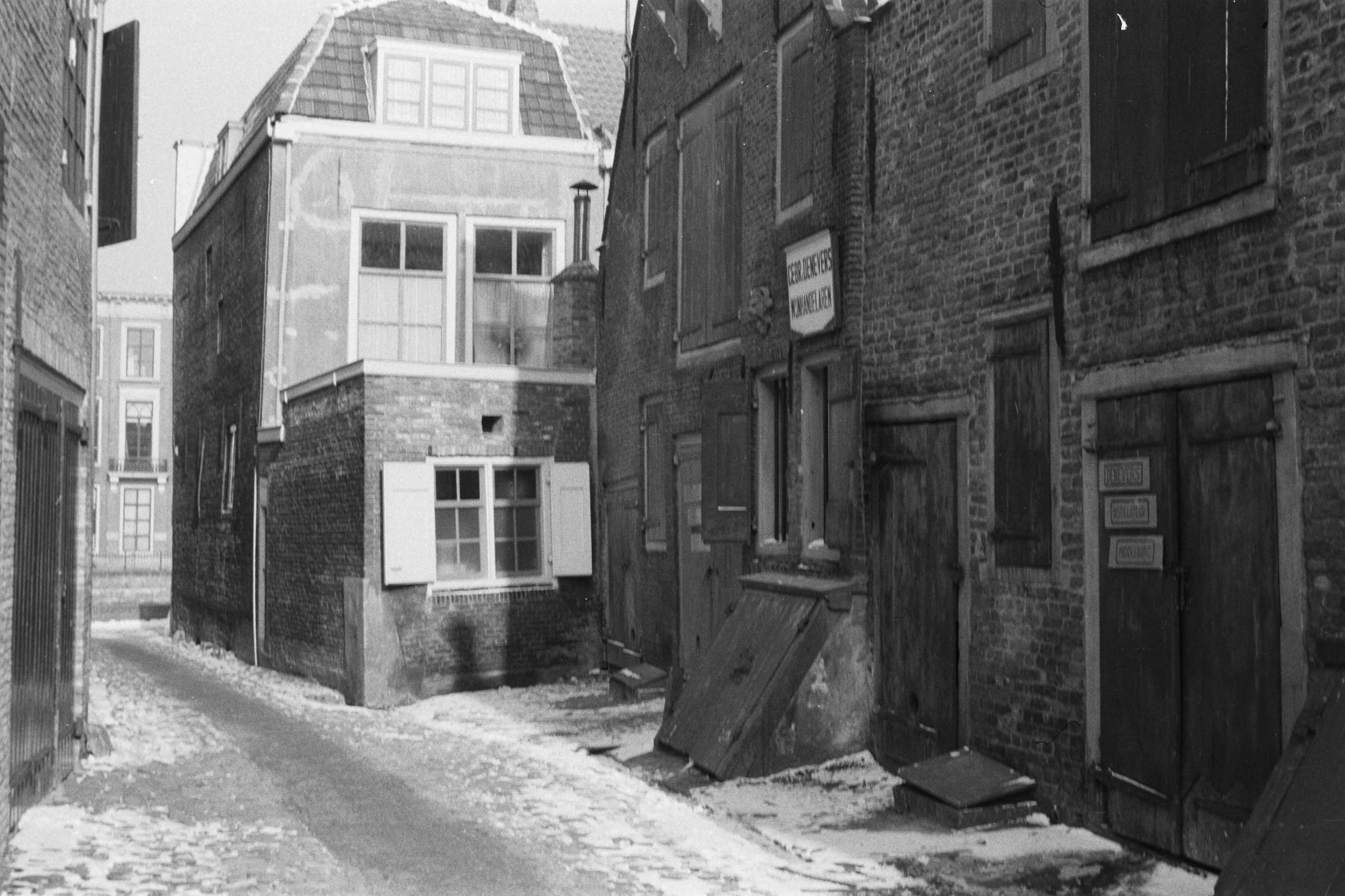 Privé-opnamen (Heidemij) — Middelburg. Steeg met huizen.Op een van de gevels een bord "Gebr. Denevers. Wijnhandelaren" — Foto: Fotograaf Onbekend / Heidemij. Licentie: Set B: Rechtenvrij / Publiek Domein. Bron: Nationaal Archief. http://hdl.handle.net/10648/ae9799a4-d0b4-102d-bcf8-003048976d84