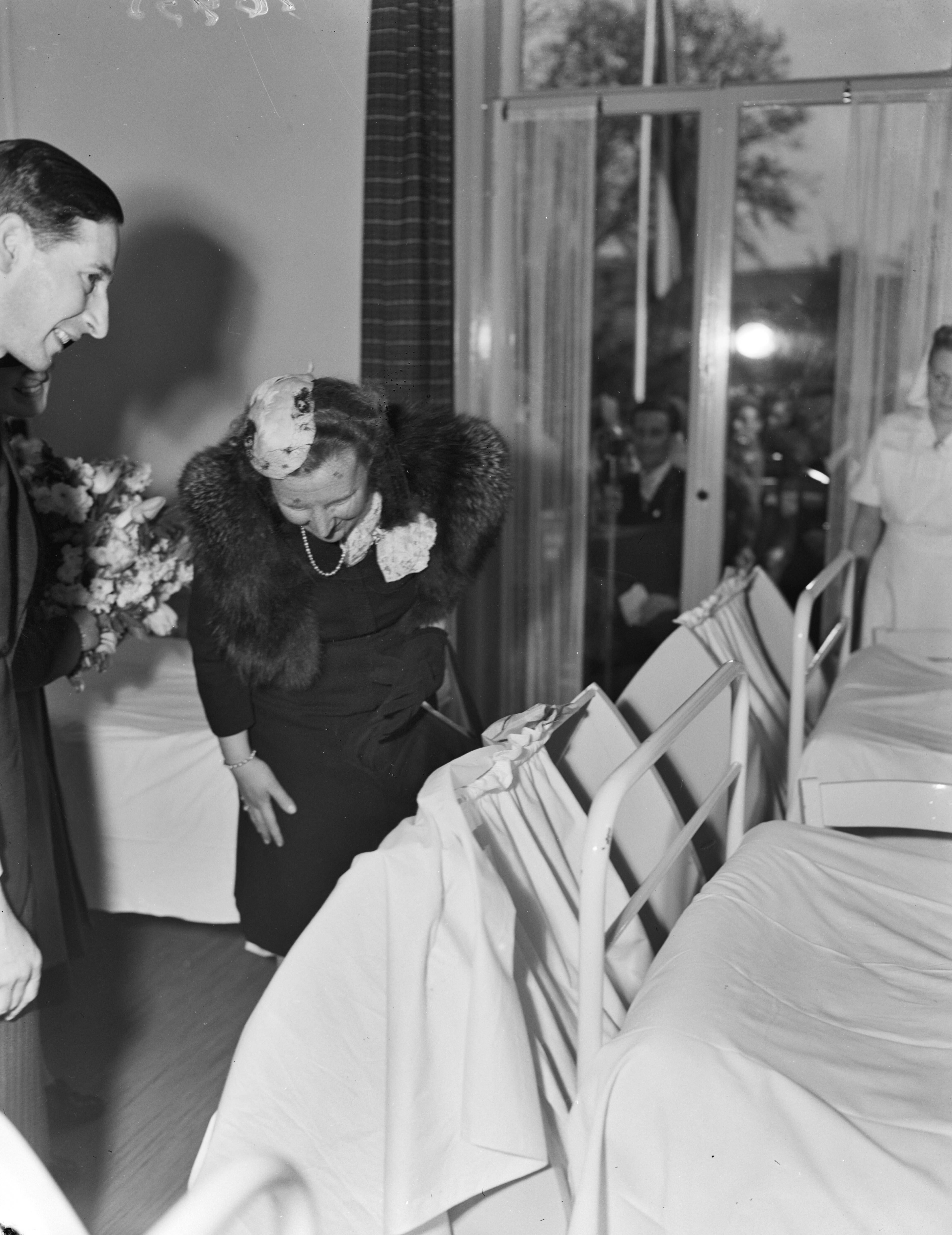 Fotocollectie Anefo — Prinses Juliana opent kraamvrouwenkliniek te Hilversum — Foto: Raucamp, Koos / Anefo. Licentie: Set B: Rechtenvrij / Publiek Domein. Bron: Nationaal Archief. http://hdl.handle.net/10648/a89cf666-d0b4-102d-bcf8-003048976d84