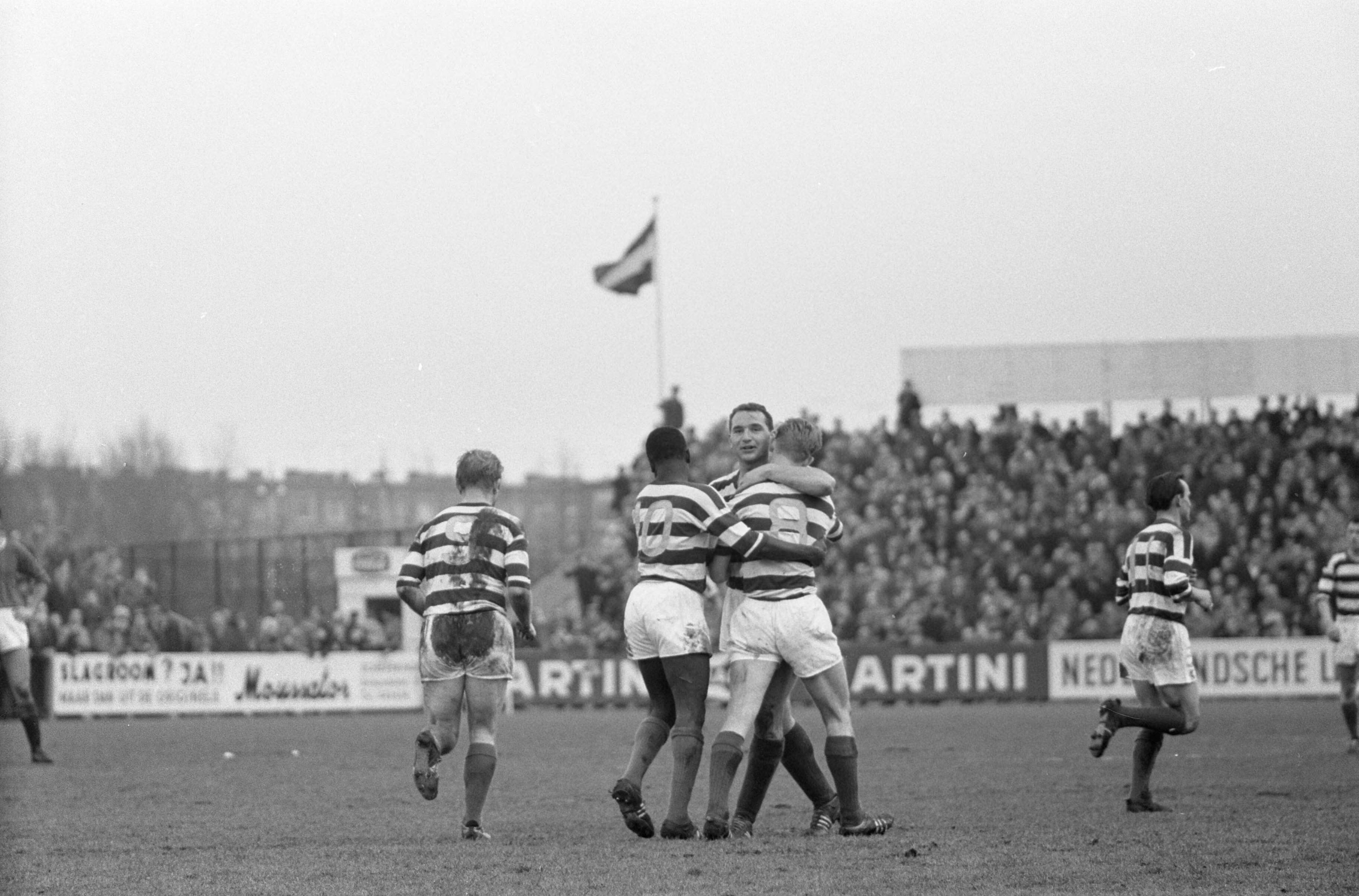 Fotocollectie Anefo — Voetbal. ADO tegen Blauw-Wit 1-4. Spelmoment, Blauw-Wit heeft gescoord — Foto: Pot, Harry / Anefo. Licentie: Set B: Rechtenvrij / Publiek Domein. Bron: Nationaal Archief. http://hdl.handle.net/10648/a9f79fa2-d0b4-102d-bcf8-003048976d84