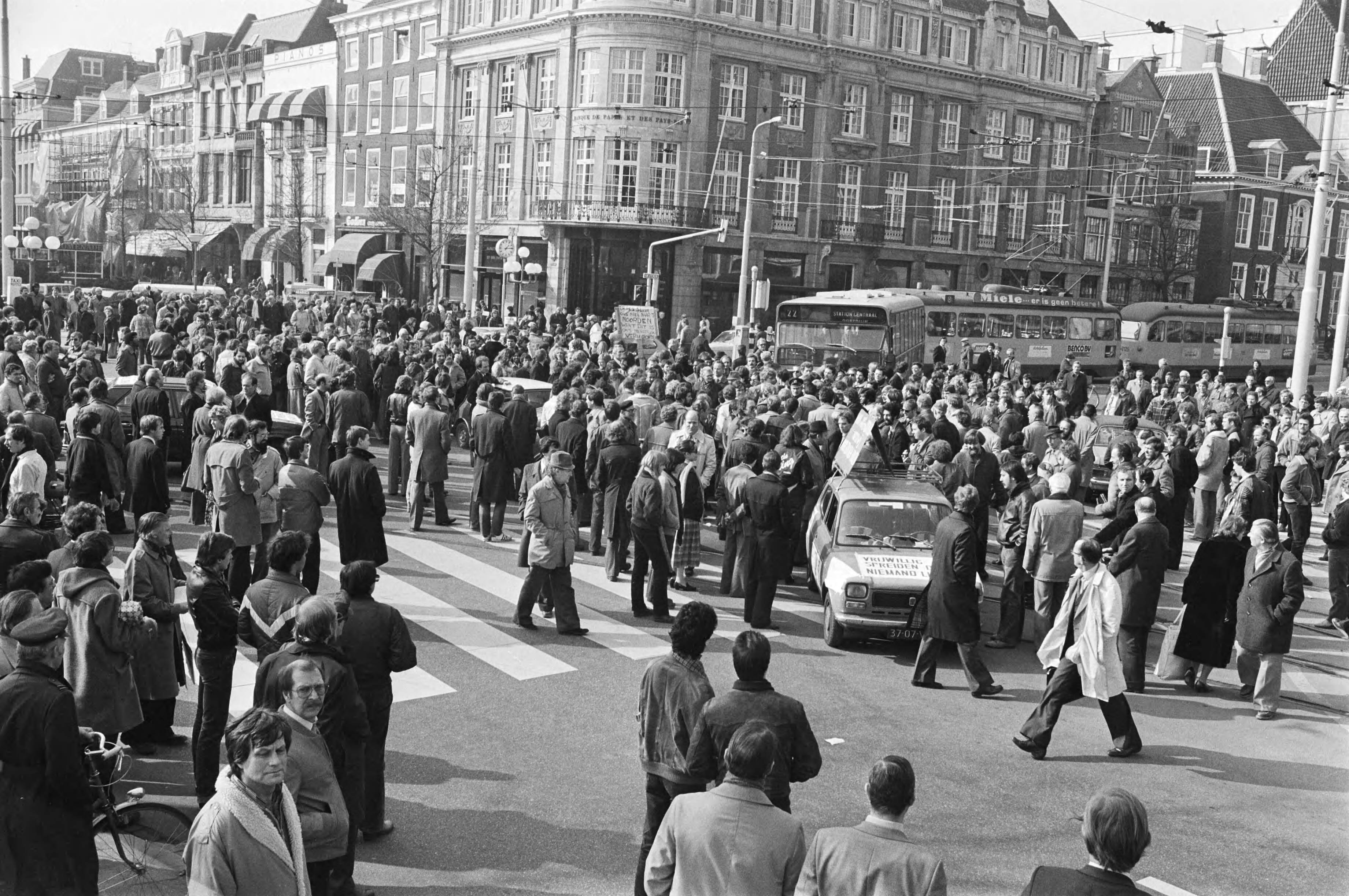 Fotocollectie Anefo — PTT ers blokkeren verkeer in Den Haag uit protest tege overplaatsing naar Groningen (spreidingsbeleid) — Foto: Suyk, Koen / Anefo. Licentie: Set B: Rechtenvrij / Publiek Domein. Bron: Nationaal Archief. http://hdl.handle.net/10648/acdb87d8-d0b4-102d-bcf8-003048976d84