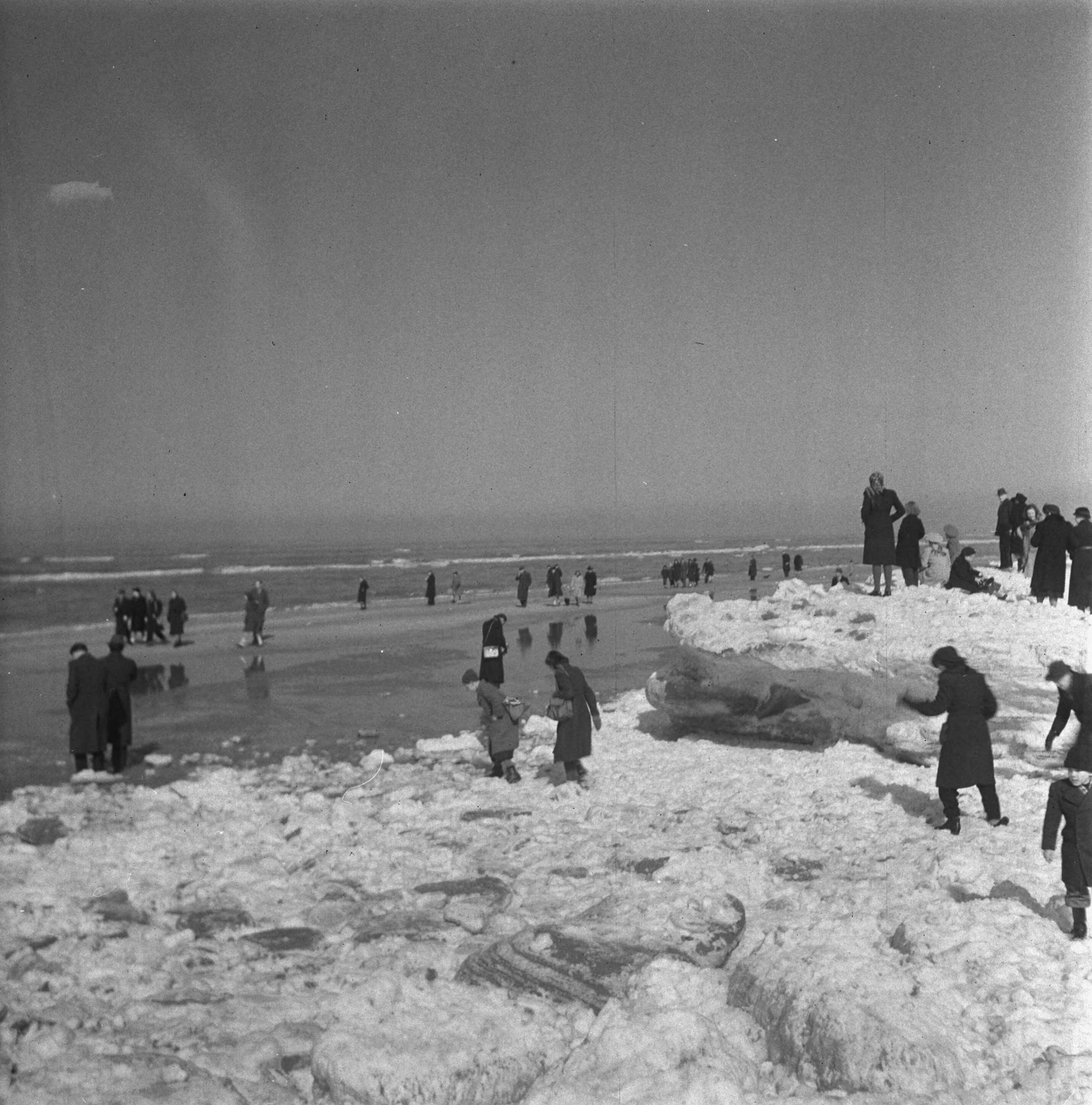 Fotocollectie Anefo — Drukte in Zandvoort. IJsschotsen op het strand — Foto: Wisman, Bram / Anefo. Licentie: Set B: Rechtenvrij / Publiek Domein. Bron: Nationaal Archief. http://hdl.handle.net/10648/a8a5d272-d0b4-102d-bcf8-003048976d84