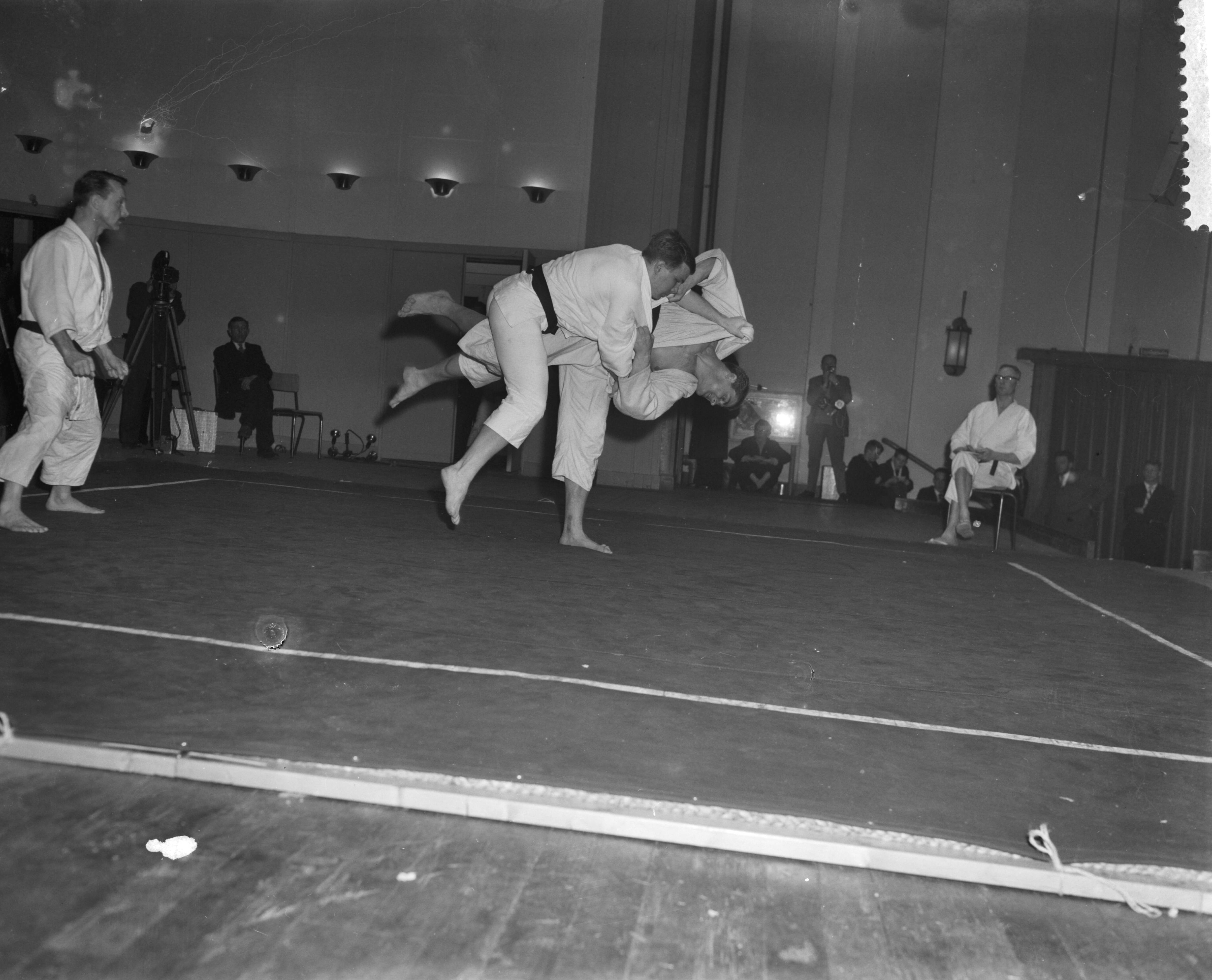 Fotocollectie Anefo — Nederlandse kampioenschappen judo 1959 in het Concertgebouw te Haarlem. De z.g tiende heupworp "Uchi Mata" door Anton Geesink, links zijn tegenstander R. Alberda — Foto: Behrens, Herbert F. / Anefo. Licentie: Set B: Rechtenvrij / Publiek Domein. Bron: Nationaal Archief. http://hdl.handle.net/10648/a98dc050-d0b4-102d-bcf8-003048976d84