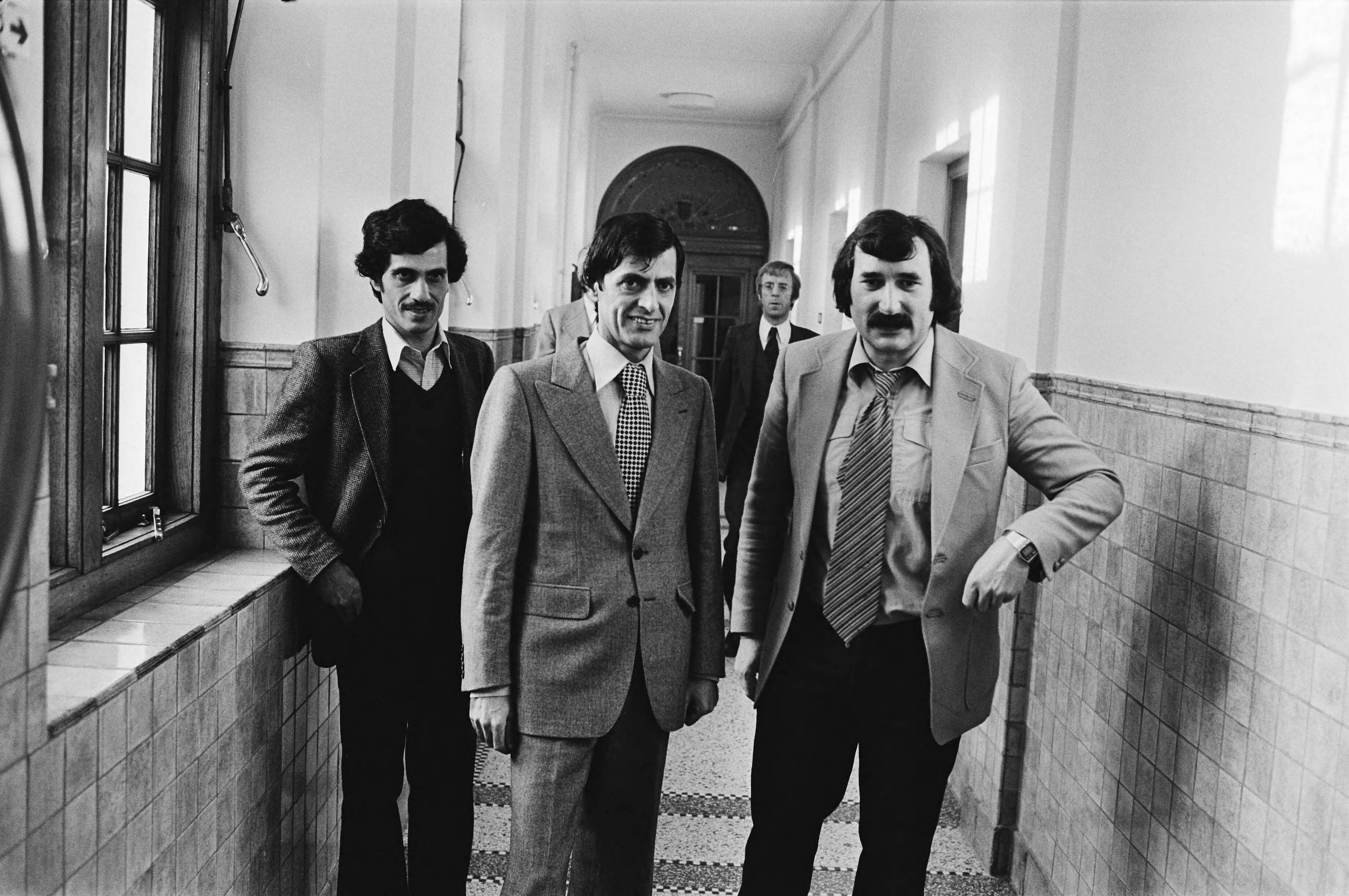 Fotocollectie Anefo — Harry v.d. Bergh (r,PvdA) met de Irakese diplomaat en asielzoeker Taib Barwari — Foto: Suyk, Koen / Anefo. Licentie: Set B: Rechtenvrij / Publiek Domein. Bron: Nationaal Archief. http://hdl.handle.net/10648/acd5417a-d0b4-102d-bcf8-003048976d84