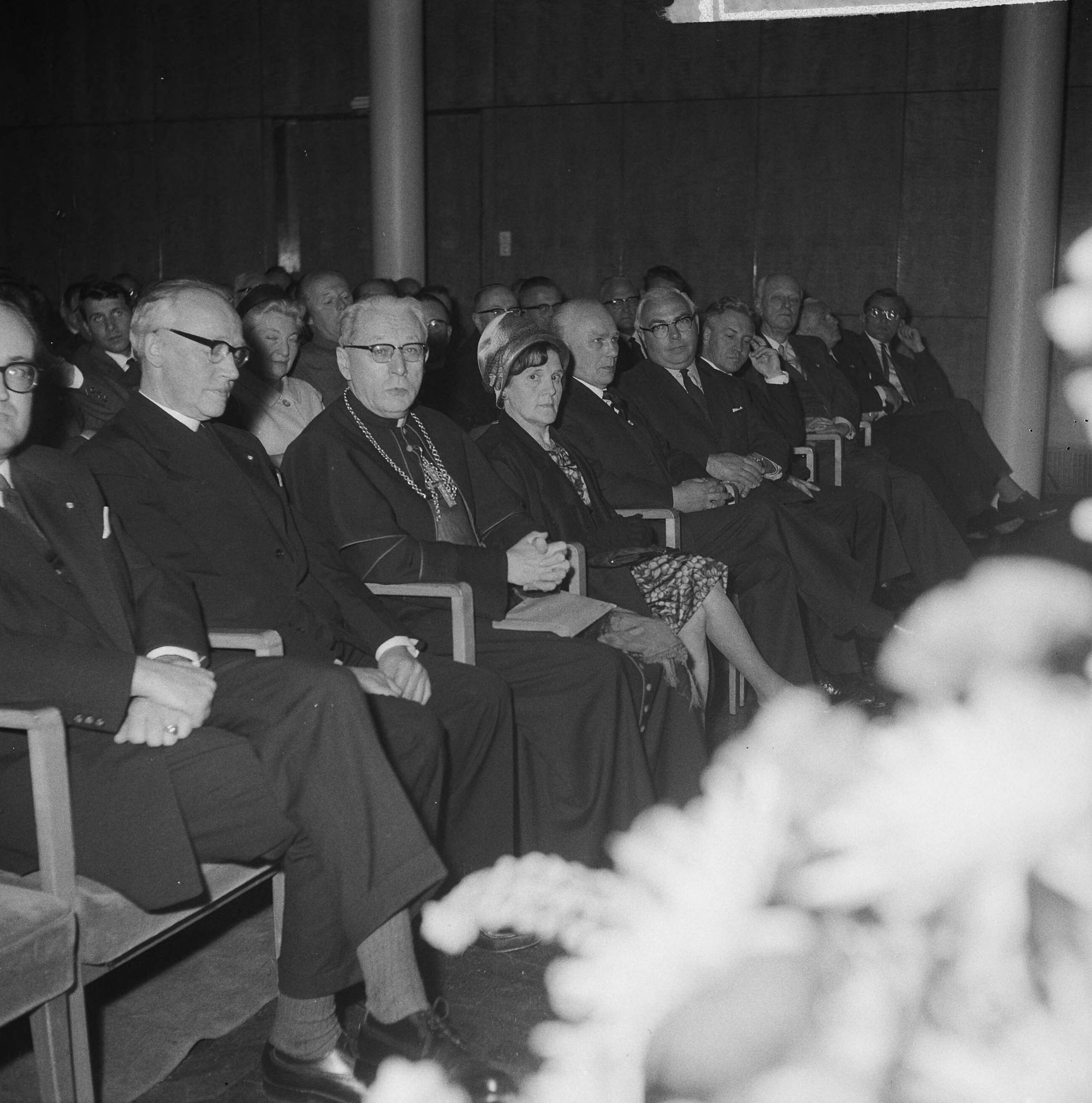 Fotocollectie Anefo — De voormalige voorzitter van het NKV [K.A.B.], J.A. Middelhuis, heeft afscheid genomen tijdens een receptie in de Utrechtse Stadsschouwburg. Kardinaal Alfrink was een van de aanwezigen — Foto: Gelderen, Hugo van / Anefo. Licentie: Set B: Rechtenvrij / Publiek Domein. Bron: Nationaal Archief. http://hdl.handle.net/10648/aa6df85a-d0b4-102d-bcf8-003048976d84