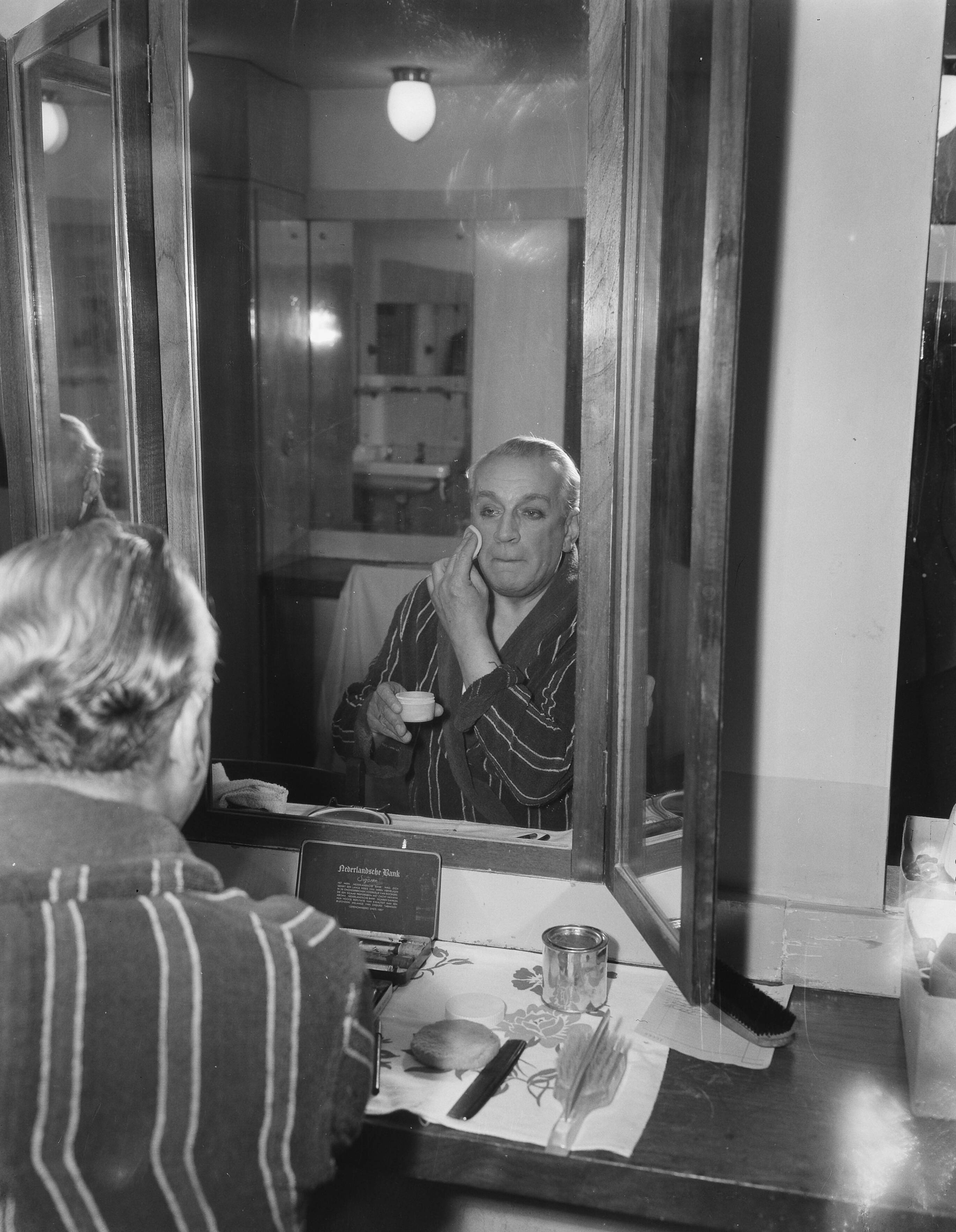Fotocollectie Anefo — 35-jarig toneeljubileum Cees Laseur, Den Haag. Cees Laseur aan de schminktafel — Foto: Duinen, G.W. van / Anefo. Licentie: Set B: Rechtenvrij / Publiek Domein. Bron: Nationaal Archief. http://hdl.handle.net/10648/a9144216-d0b4-102d-bcf8-003048976d84