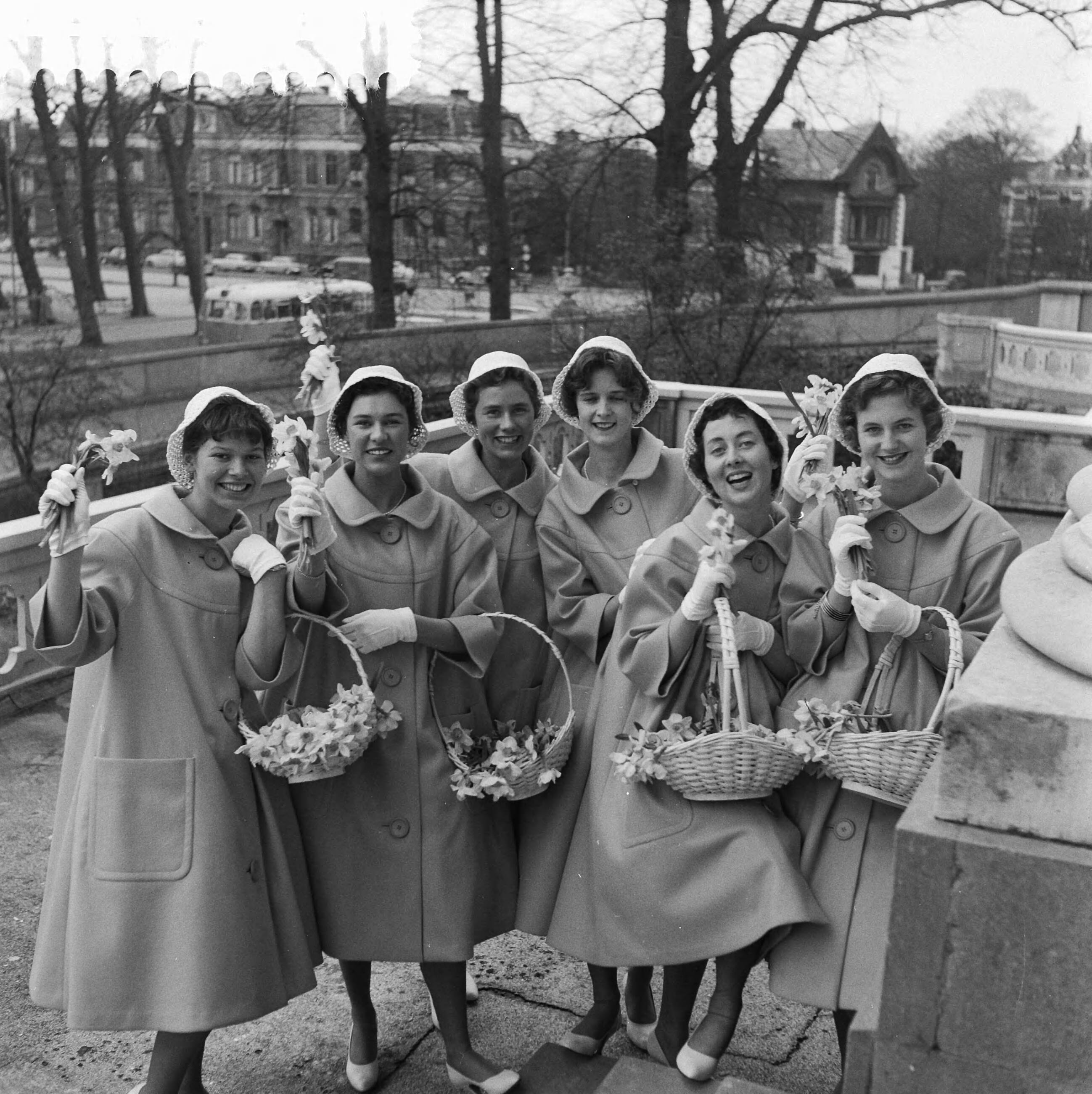 Fotocollectie Anefo — Nieuwe kostuums voor de Haarlemse bloemenmeisjes in 1960. De bloemenmeisjes in hun tomaatrode mantels — Foto: Pot, Harry / Anefo. Licentie: Set B: Rechtenvrij / Publiek Domein. Bron: Nationaal Archief. http://hdl.handle.net/10648/a9a91ddc-d0b4-102d-bcf8-003048976d84