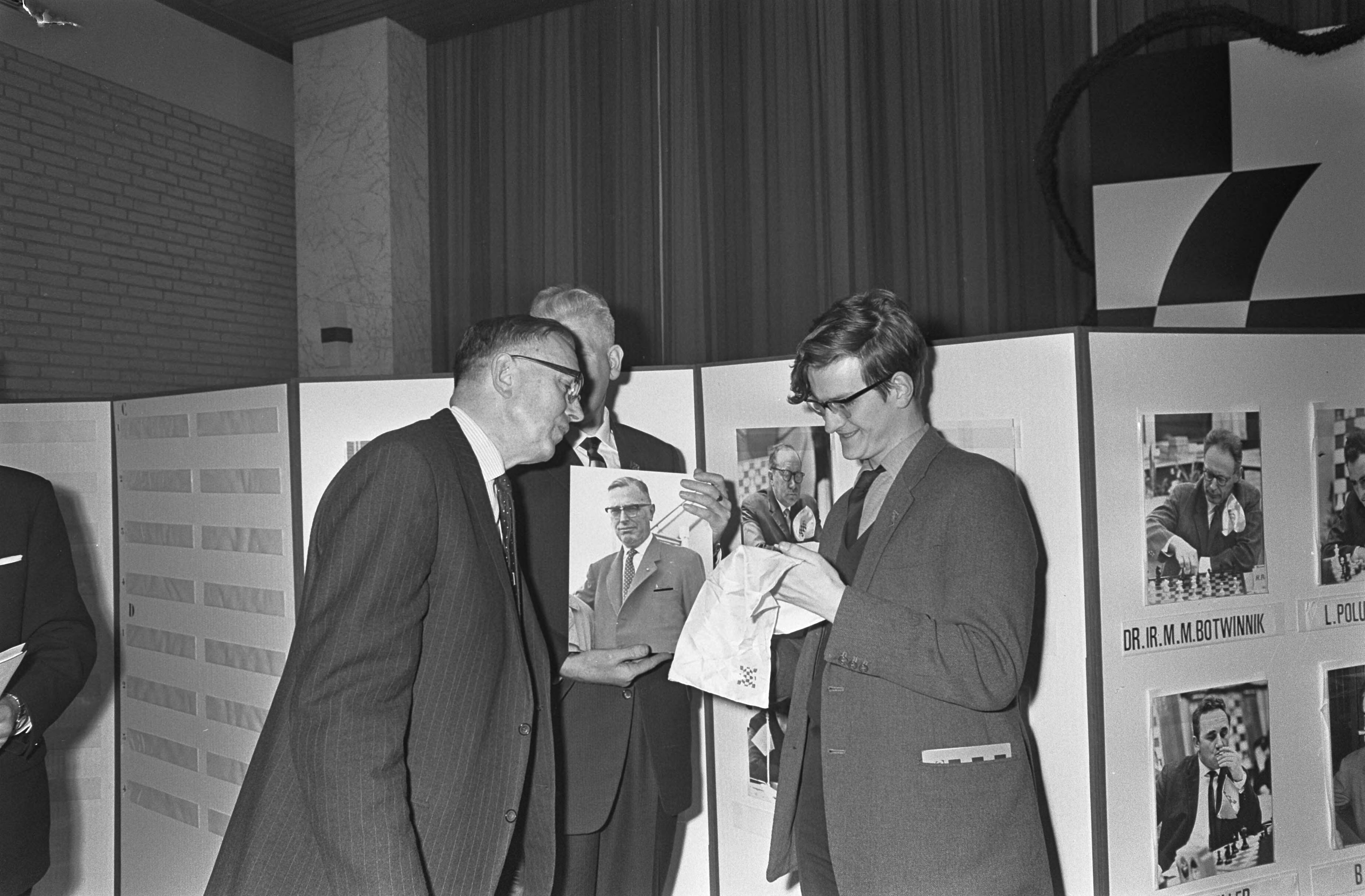 Fotocollectie Anefo — Internationaal Jeugdschaaktoernooi te Groningen, dr. Max Euwe opende het toernooi, rechts Andrew J. Whiteley — Foto: Nijs, Jac. de / Anefo. Licentie: Set B: Rechtenvrij / Publiek Domein. Bron: Nationaal Archief. http://hdl.handle.net/10648/ab09aeee-d0b4-102d-bcf8-003048976d84