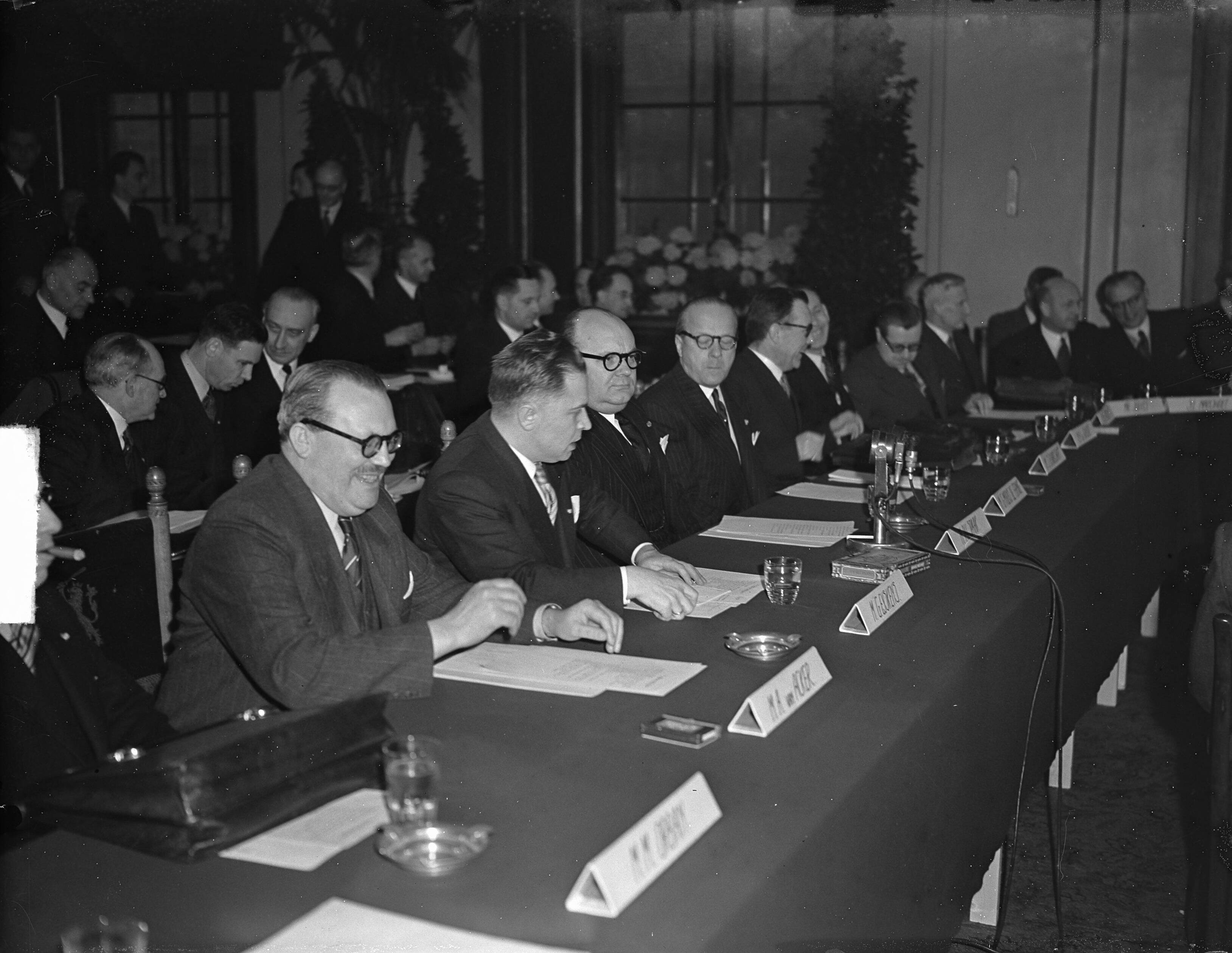 Fotocollectie Anefo — Benelux-conferentie in Den Haag van 10 t/m 12 maart 1949 in de vergaderzaal van de Eerste Kamer. De Belgische delegatie (Spaak, Eyskens en van der Akker) — Foto: Noske, J.D. / Anefo. Licentie: Set B: Rechtenvrij / Publiek Domein. Bron: Nationaal Archief. http://hdl.handle.net/10648/a8c479c0-d0b4-102d-bcf8-003048976d84