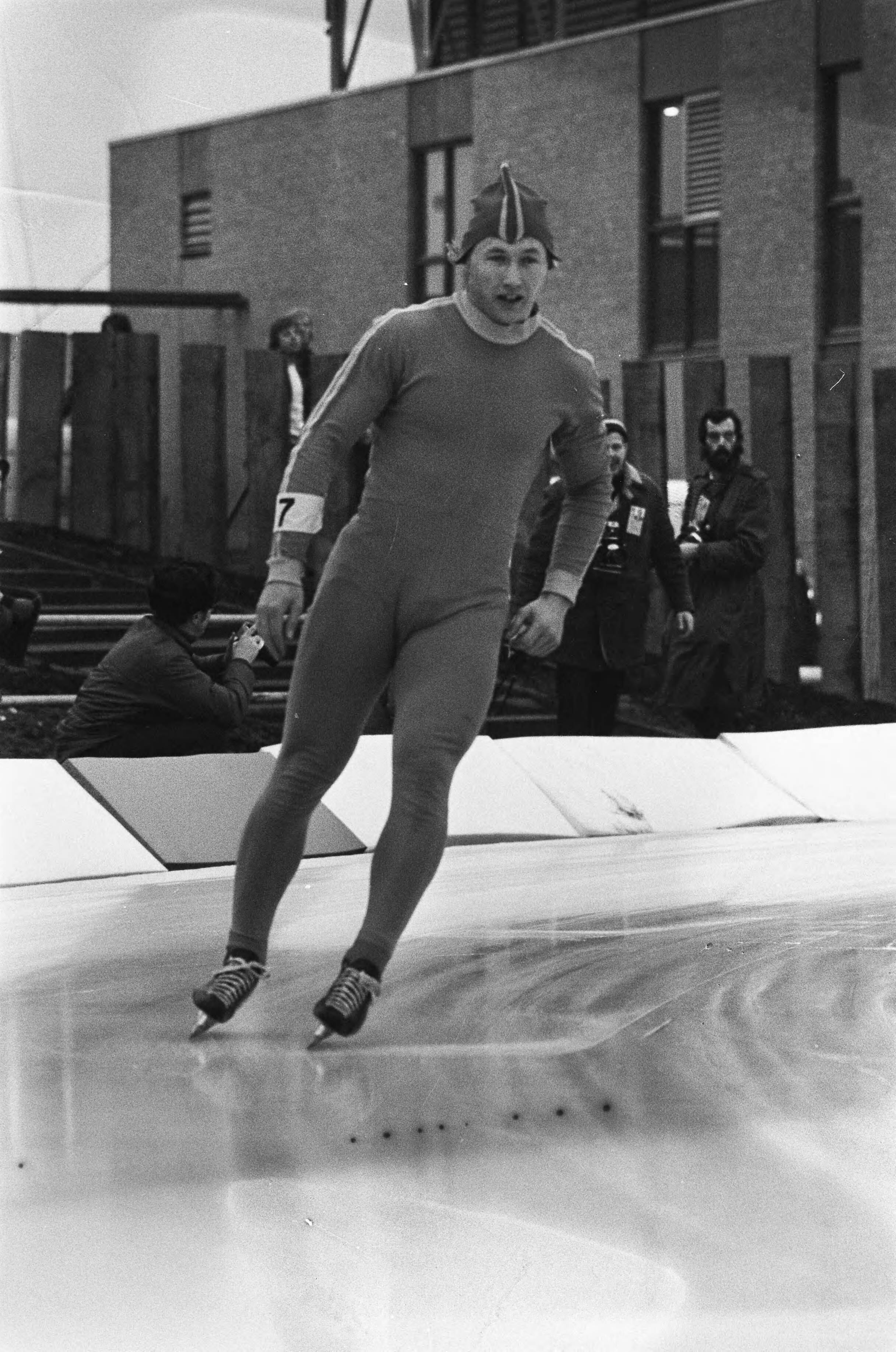 Fotocollectie Anefo — Schaatswedstrijden voor eerste ISSL World Cup voor prof op De Uithof in Den Haag , nummer 3 Neil Blatchford (USA) in aktie, nummer 4 Hasse Borjes (Zweden) / — Foto: Verhoeff, Bert / Anefo. Licentie: Set B: Rechtenvrij / Publiek Domein. Bron: Nationaal Archief. http://hdl.handle.net/10648/ac21c2d0-d0b4-102d-bcf8-003048976d84