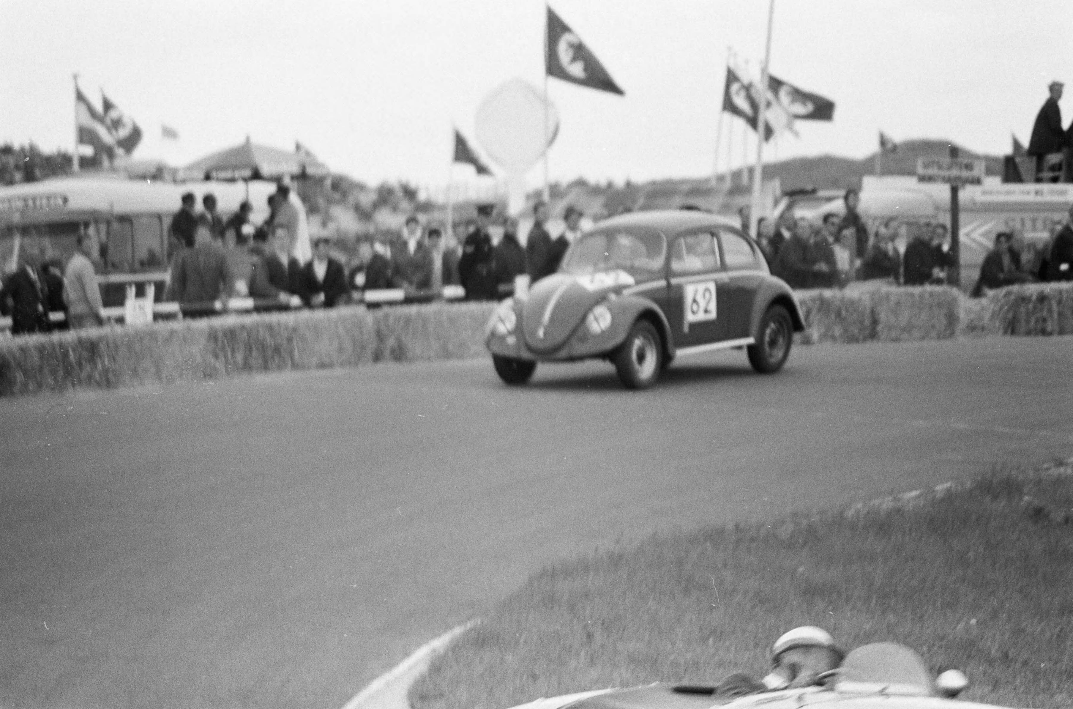 Fotocollectie Anefo — Nationale sportwagenraces op het circuit van Zandvoort — Foto: Bilsen, Joop van / Anefo. Licentie: Set B: Rechtenvrij / Publiek Domein. Bron: Nationaal Archief. http://hdl.handle.net/10648/aa0c028a-d0b4-102d-bcf8-003048976d84