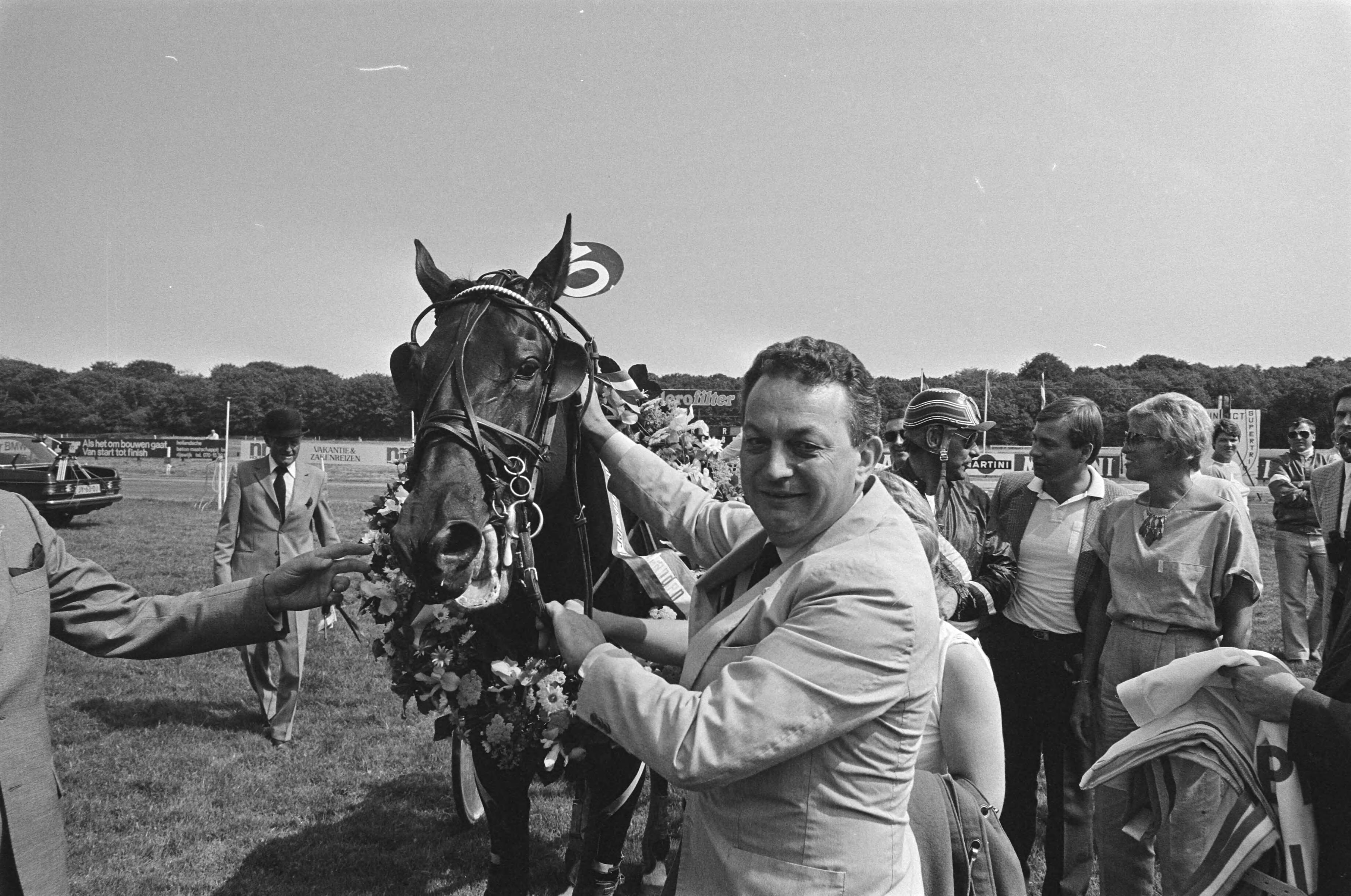 Grote Prijs der Lage Landen op paardensportbaan Duindigt — Minister Braks (Landbouw) hangt Snack Bar de krans om — Foto: Croes, Rob C. / Anefo. Licentie: Set B: Rechtenvrij / Publiek Domein. Bron: Nationaal Archief. http://hdl.handle.net/10648/ad2b1582-d0b4-102d-bcf8-003048976d84