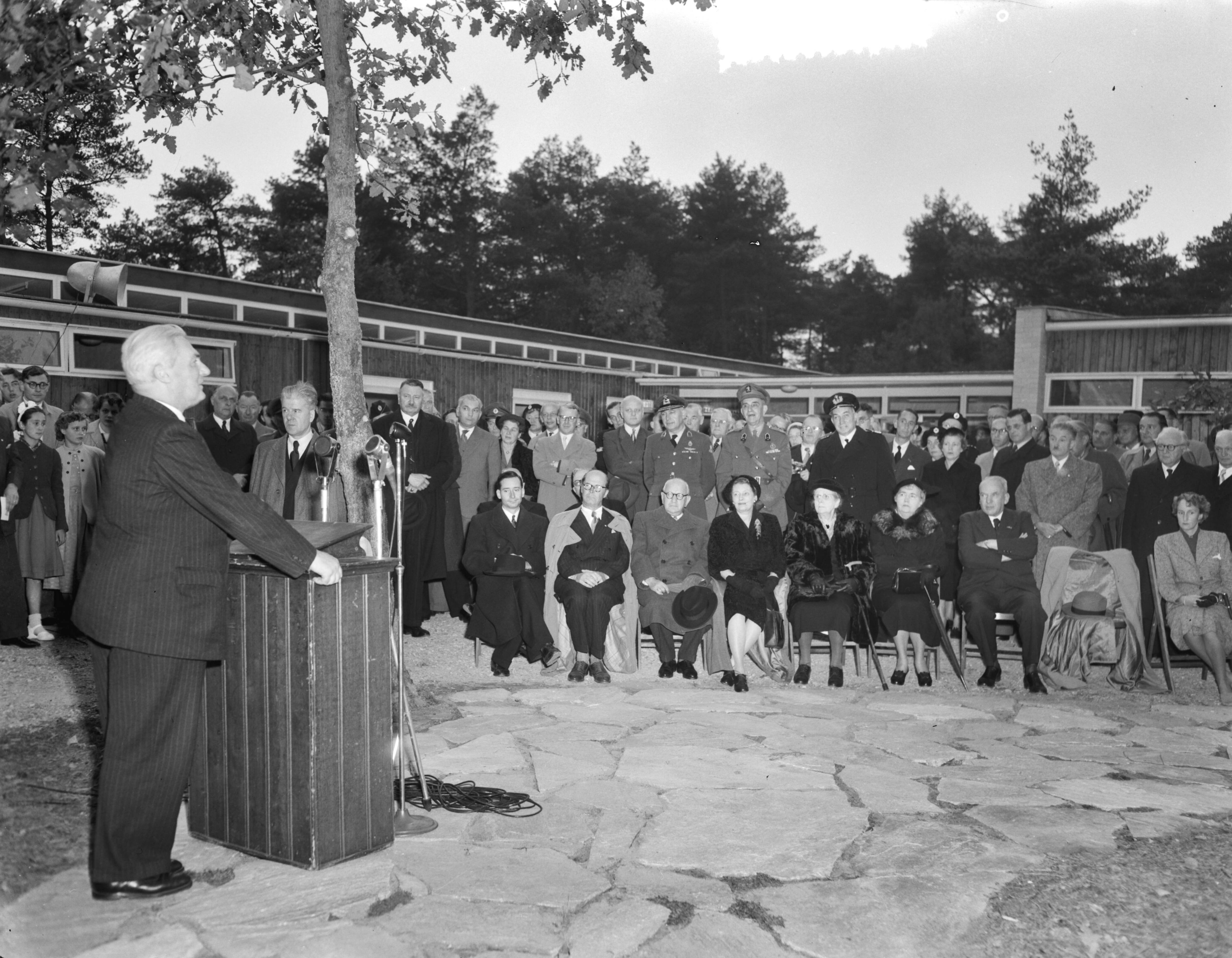 Fotocollectie Anefo — Onthulling standbeeld Henri Dunant op het terrein van conferentie-oord Woudschouten te Zeist — Foto: Duinen, G.W. van / Anefo. Licentie: Set B: Rechtenvrij / Publiek Domein. Bron: Nationaal Archief. http://hdl.handle.net/10648/a914b084-d0b4-102d-bcf8-003048976d84