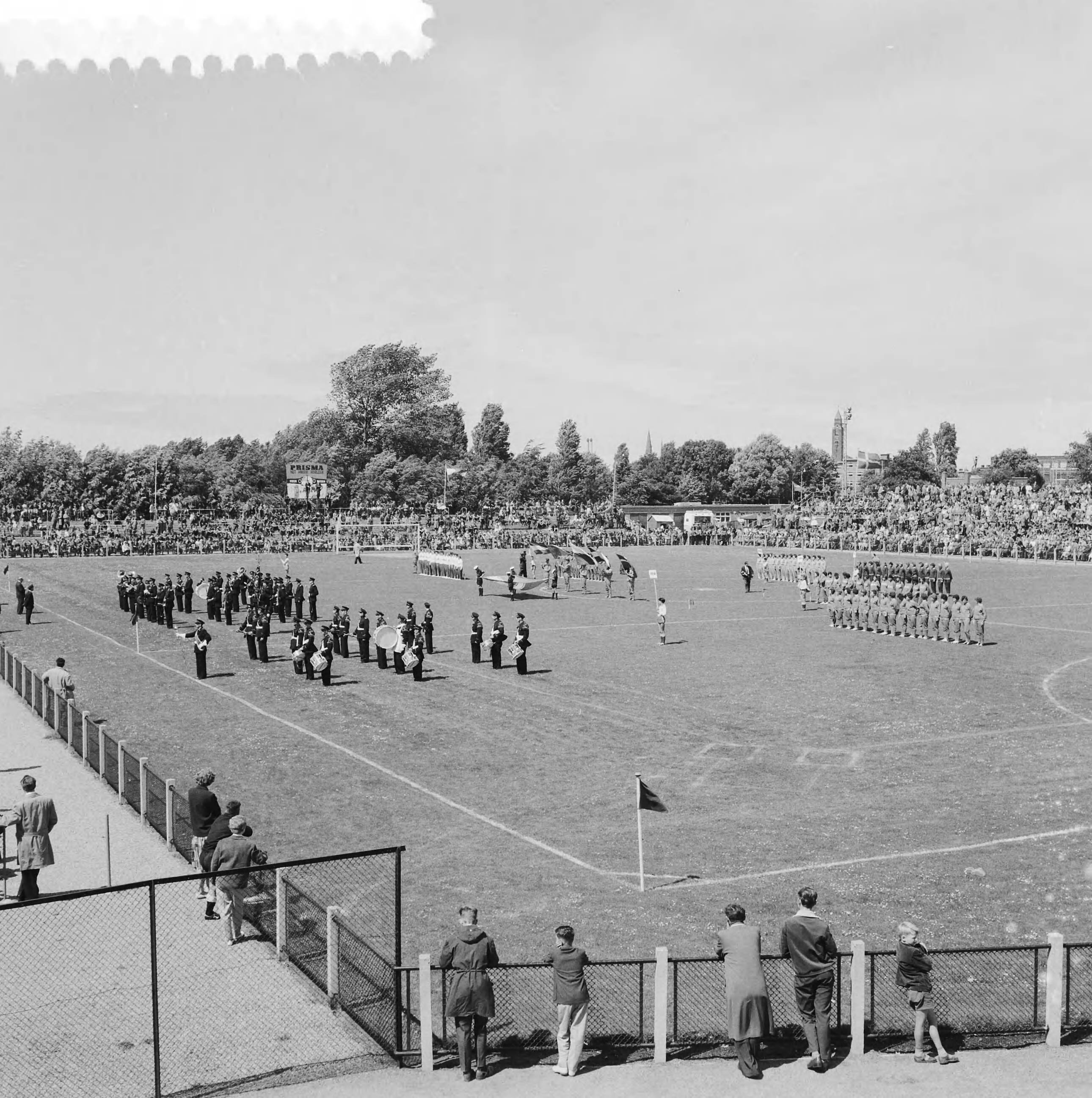 Fotocollectie Anefo — Wedstrijden om het wereldkampioenschap veldhandbal dames op het ADO-terrein te Den Haag. Openingsceremonie — Foto: Fotograaf Onbekend / Anefo. Licentie: Set B: Rechtenvrij / Publiek Domein. Bron: Nationaal Archief. http://hdl.handle.net/10648/a9b18c38-d0b4-102d-bcf8-003048976d84