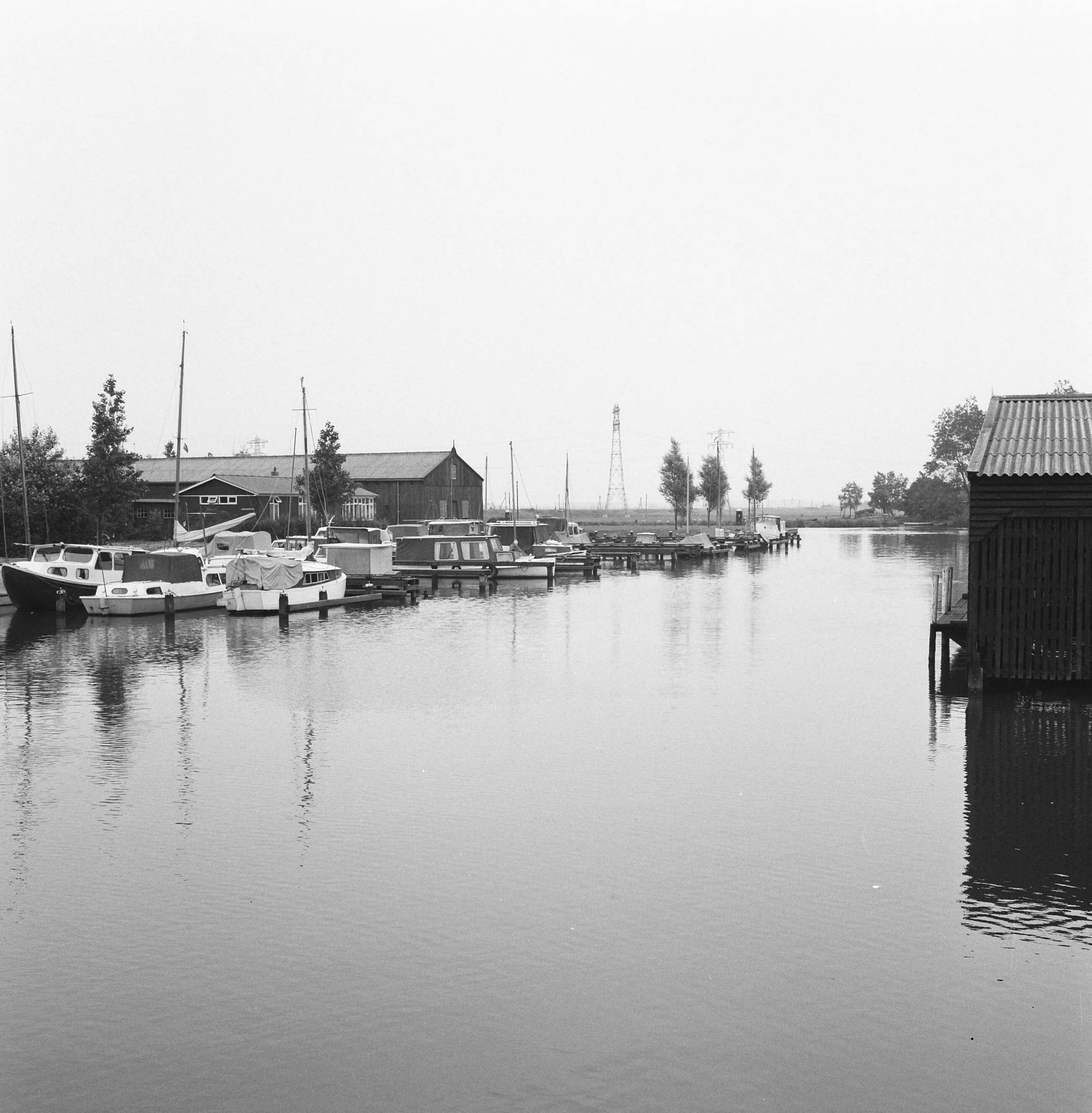 Fotocollectie Nederlandse Heidemaatschappij — Jachthaven Leeuwarden — Foto: Wüllschleger, [...] / Heidemij. Licentie: Set B: Rechtenvrij / Publiek Domein. Bron: Nationaal Archief. http://hdl.handle.net/10648/ae7a330a-d0b4-102d-bcf8-003048976d84