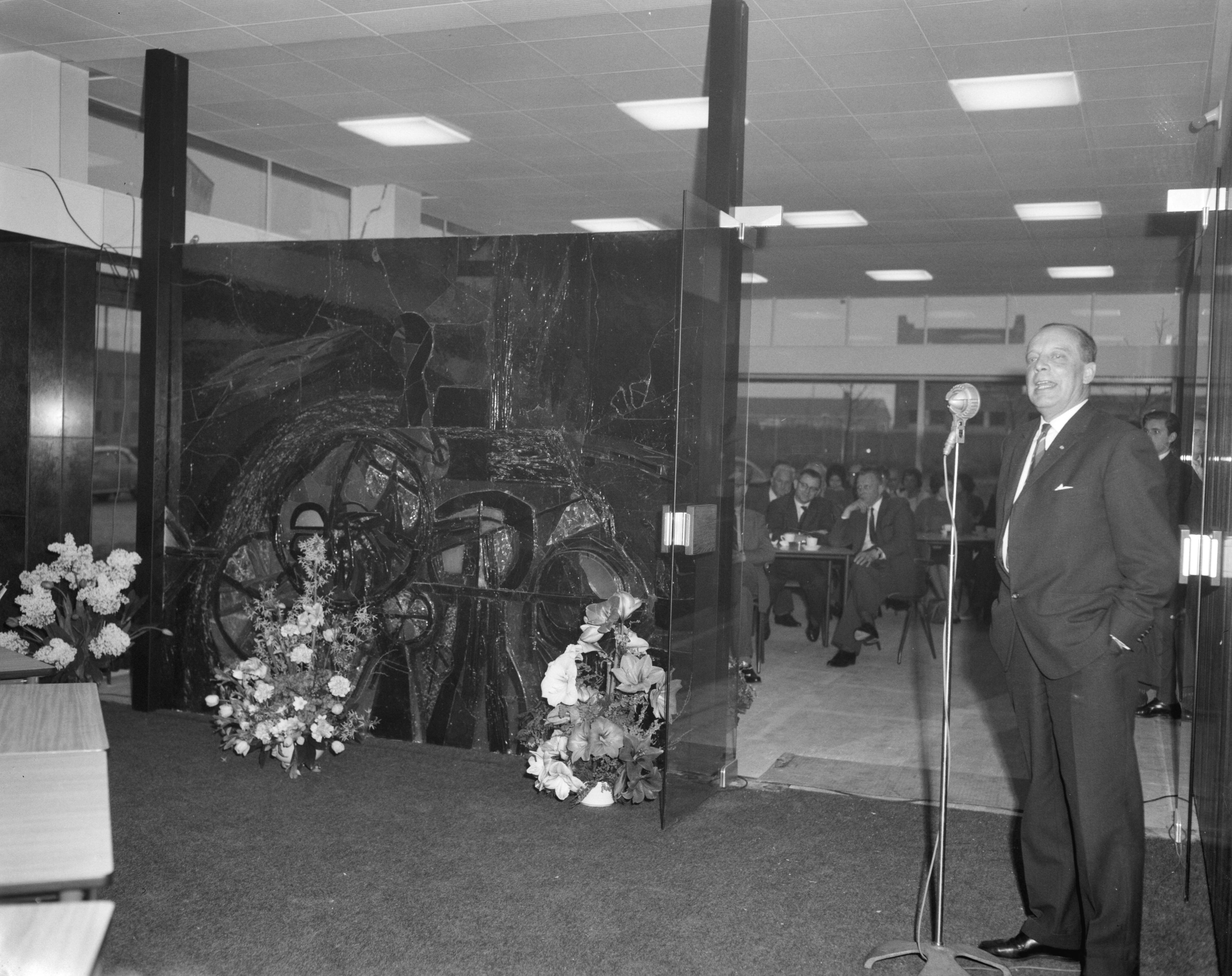Fotocollectie Anefo — Nieuw gebouw Centraal Bureau voor de afgifte van Rijvaardigheidsbewijzen (CBR) — Foto: Bilsen, Joop van / Anefo. Licentie: Set B: Rechtenvrij / Publiek Domein. Bron: Nationaal Archief. http://hdl.handle.net/10648/aa029f56-d0b4-102d-bcf8-003048976d84