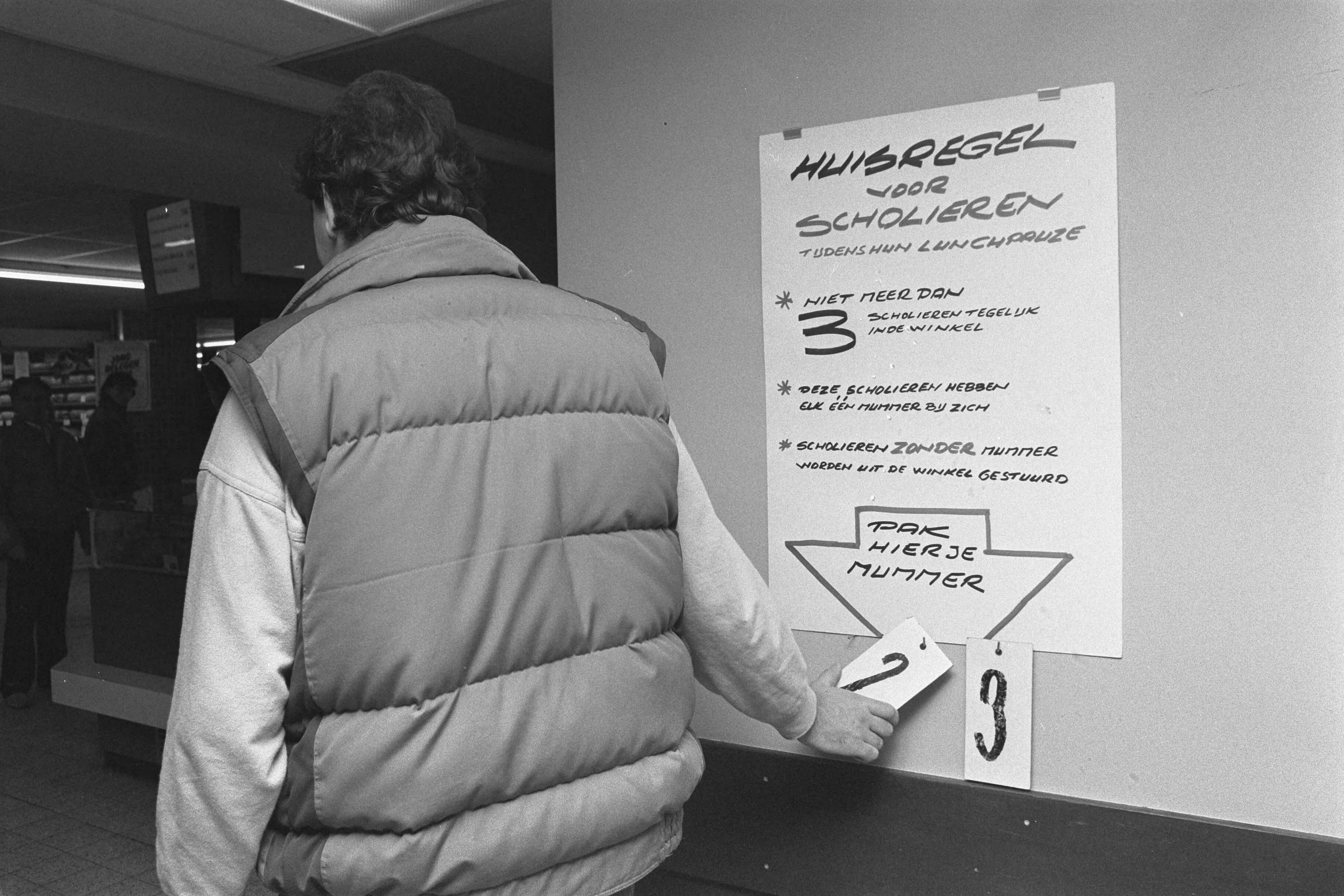 Fotocollectie Anefo — Scholieren worden alleen met nummer in supermarkt in Krommenie toegelaten om overlast tegen te gaan — Foto: Molendijk, Bart / Anefo. Licentie: Set B: Rechtenvrij / Publiek Domein. Bron: Nationaal Archief. http://hdl.handle.net/10648/ad5a789a-d0b4-102d-bcf8-003048976d84