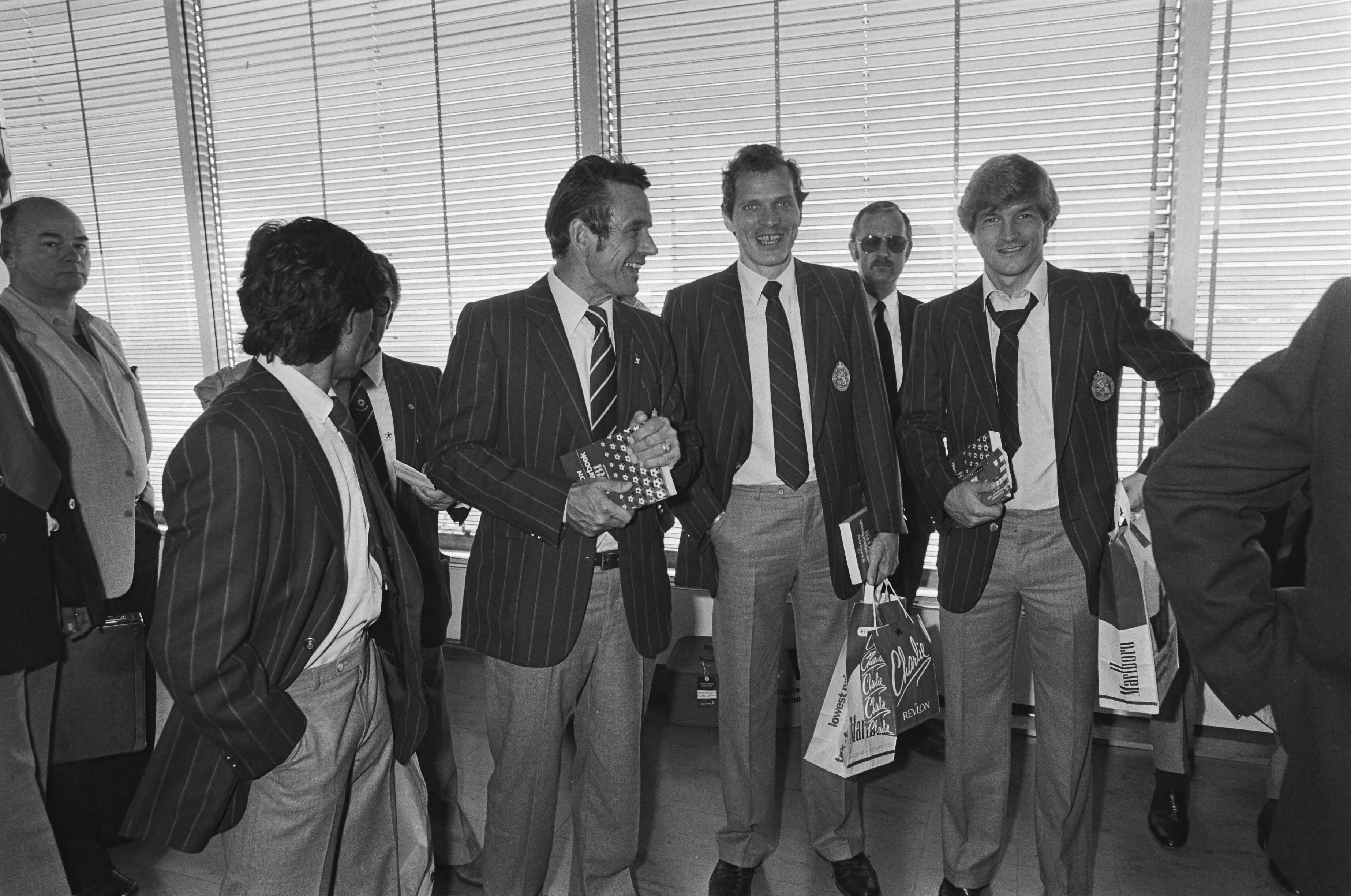 Fotocollectie Anefo — Vertrek Nederlands elftal van Schiphol naar Ierland voor interland morgen tegen Ierland, Simon Tahamata , bondscoach Zwartkruis, — Foto: Antonisse, Marcel / Anefo. Licentie: Set B: Rechtenvrij / Publiek Domein. Bron: Nationaal Archief. http://hdl.handle.net/10648/ace72566-d0b4-102d-bcf8-003048976d84