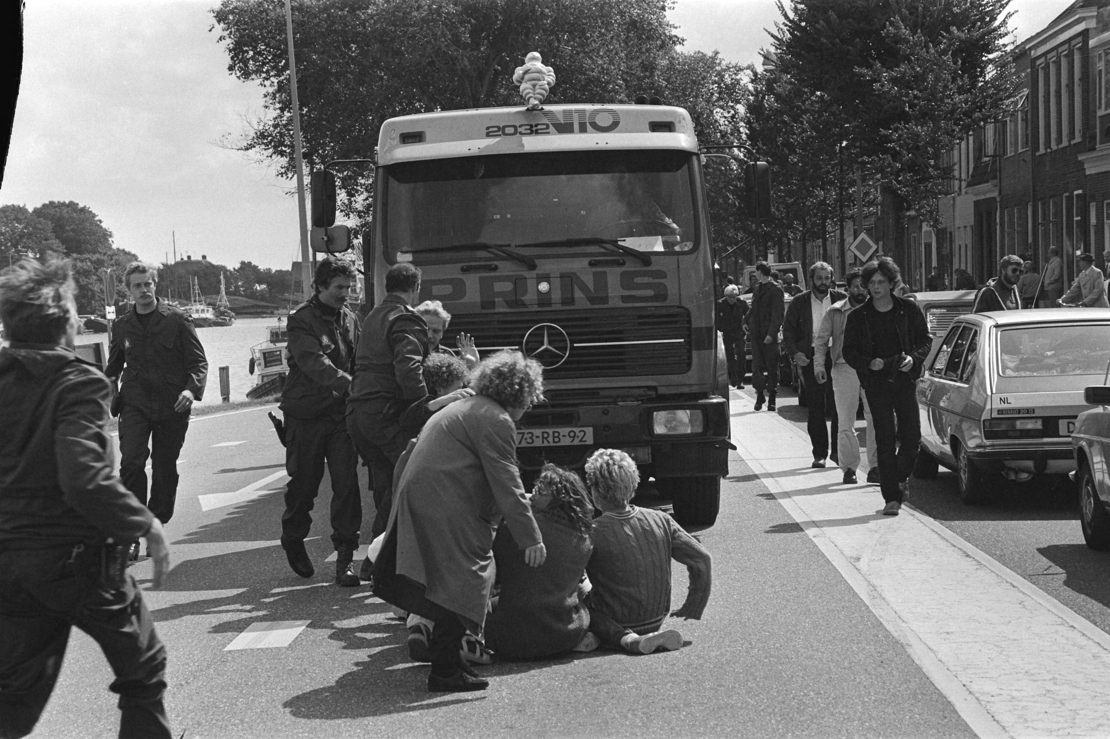 Fotocollectie Anefo — Akties tegen transport radioactief afval van Petten naar Den Helder ; aktievoerders op de autos met afval — Foto: Dijk, Hans van / Anefo. Licentie: Set B: Rechtenvrij / Publiek Domein. Bron: Nationaal Archief. http://hdl.handle.net/10648/ad1cece6-d0b4-102d-bcf8-003048976d84