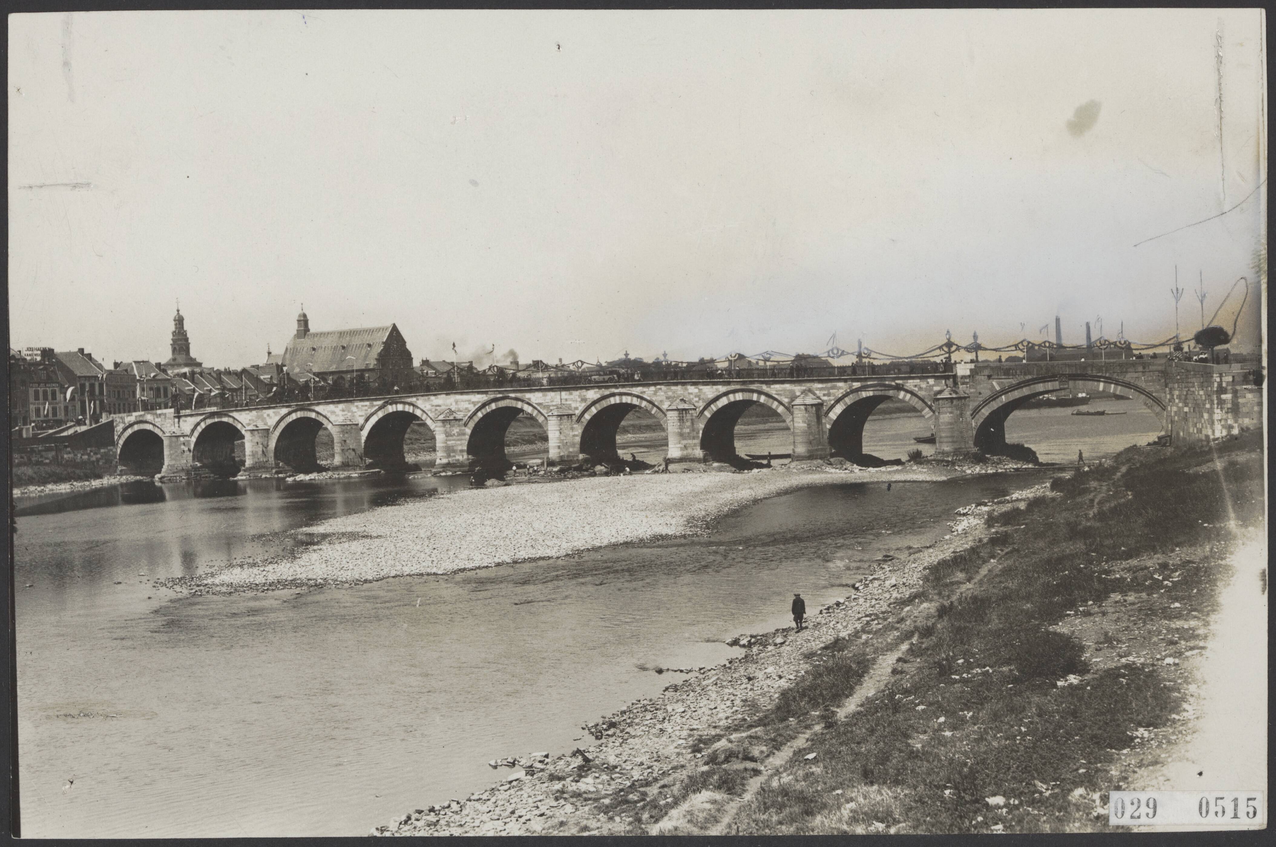 Fotocollectie Elsevier Binnenland — Bijschrift "De Maas doorwaadbaar tengevolge van landurige droogte" — Foto: Fotopersbureau "Holland". Licentie: Set B: Rechtenvrij / Publiek Domein. Bron: Nationaal Archief. http://hdl.handle.net/10648/ade2251a-d0b4-102d-bcf8-003048976d84