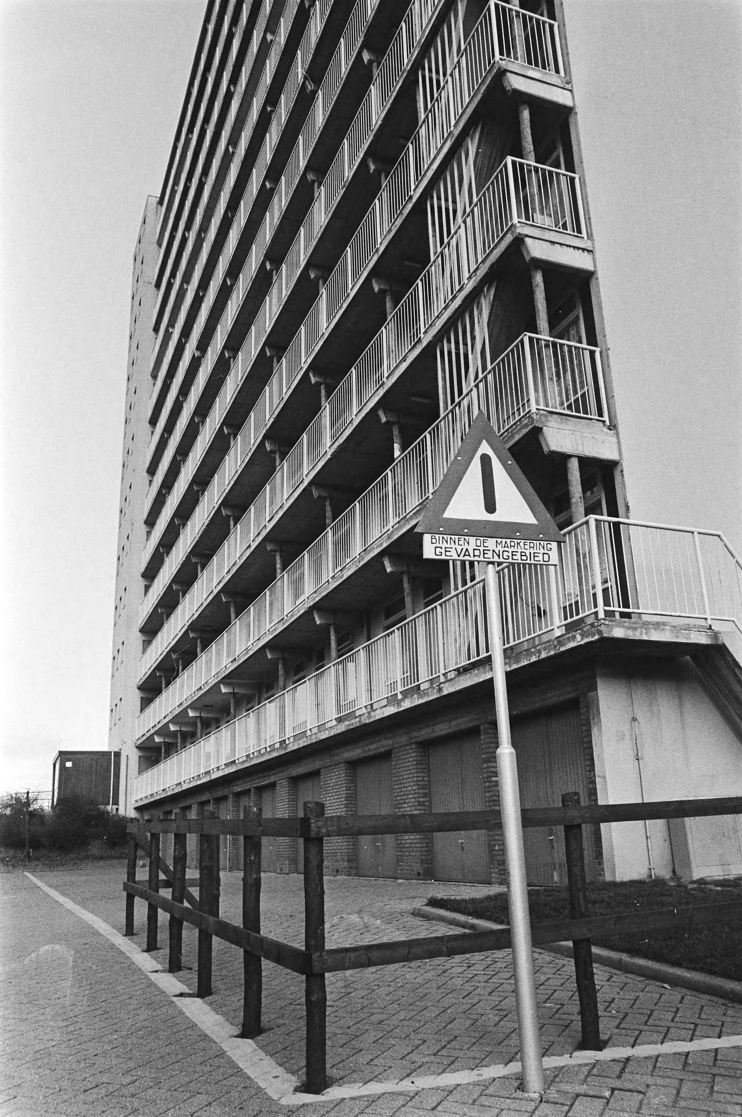 Fotocollectie Anefo — Flats in Limburgse Eygelshoven moet worden gesloopt wegen gebruik ondeugdelijk materiaal; bord — Foto: Verhoeff, Bert / Anefo. Licentie: Set B: Rechtenvrij / Publiek Domein. Bron: Nationaal Archief. http://hdl.handle.net/10648/ac916e64-d0b4-102d-bcf8-003048976d84