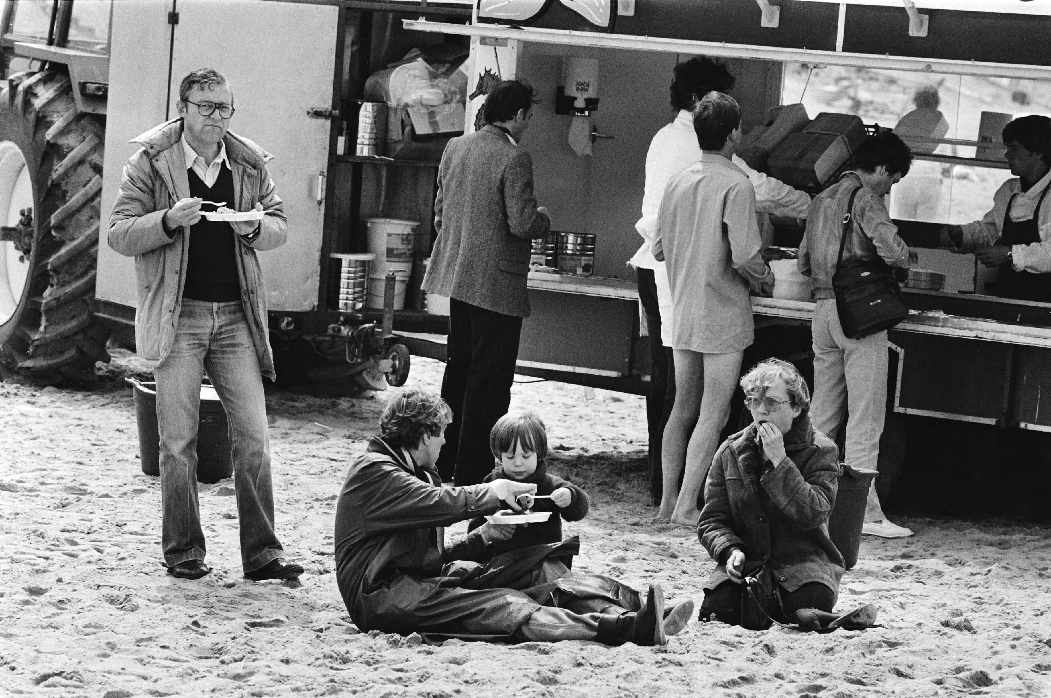 Pinksteren in Zandvoort — Viskraam op het strand — Foto: Bogaerts, Rob / Anefo. Licentie: Set B: Rechtenvrij / Publiek Domein. Bron: Nationaal Archief. http://hdl.handle.net/10648/ad29a800-d0b4-102d-bcf8-003048976d84
