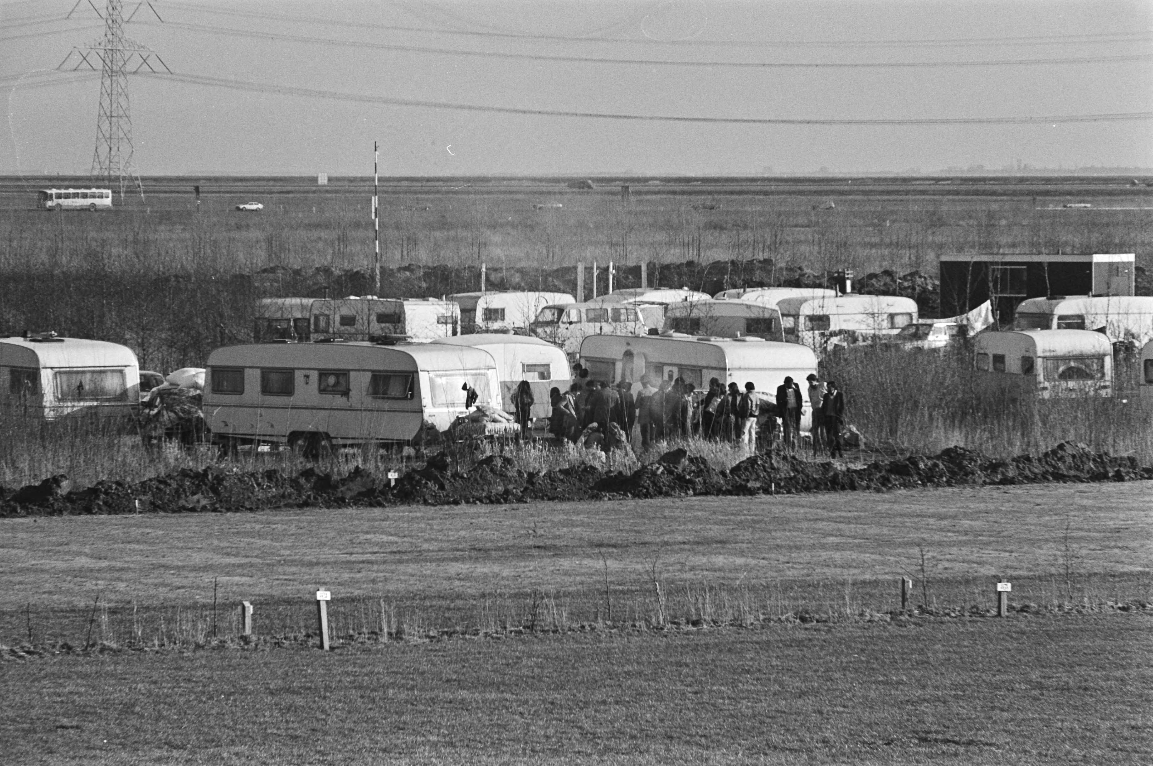Zigeuners uit gevangenissen in Middelburg en Zwolle gaan naar Almere — Groep zigeuners in vergadering voor hun caravans op een camping bij almere — Foto: Dijk, Hans van / Anefo. Licentie: Set B: Rechtenvrij / Publiek Domein. Bron: Nationaal Archief. http://hdl.handle.net/10648/acf36b14-d0b4-102d-bcf8-003048976d84